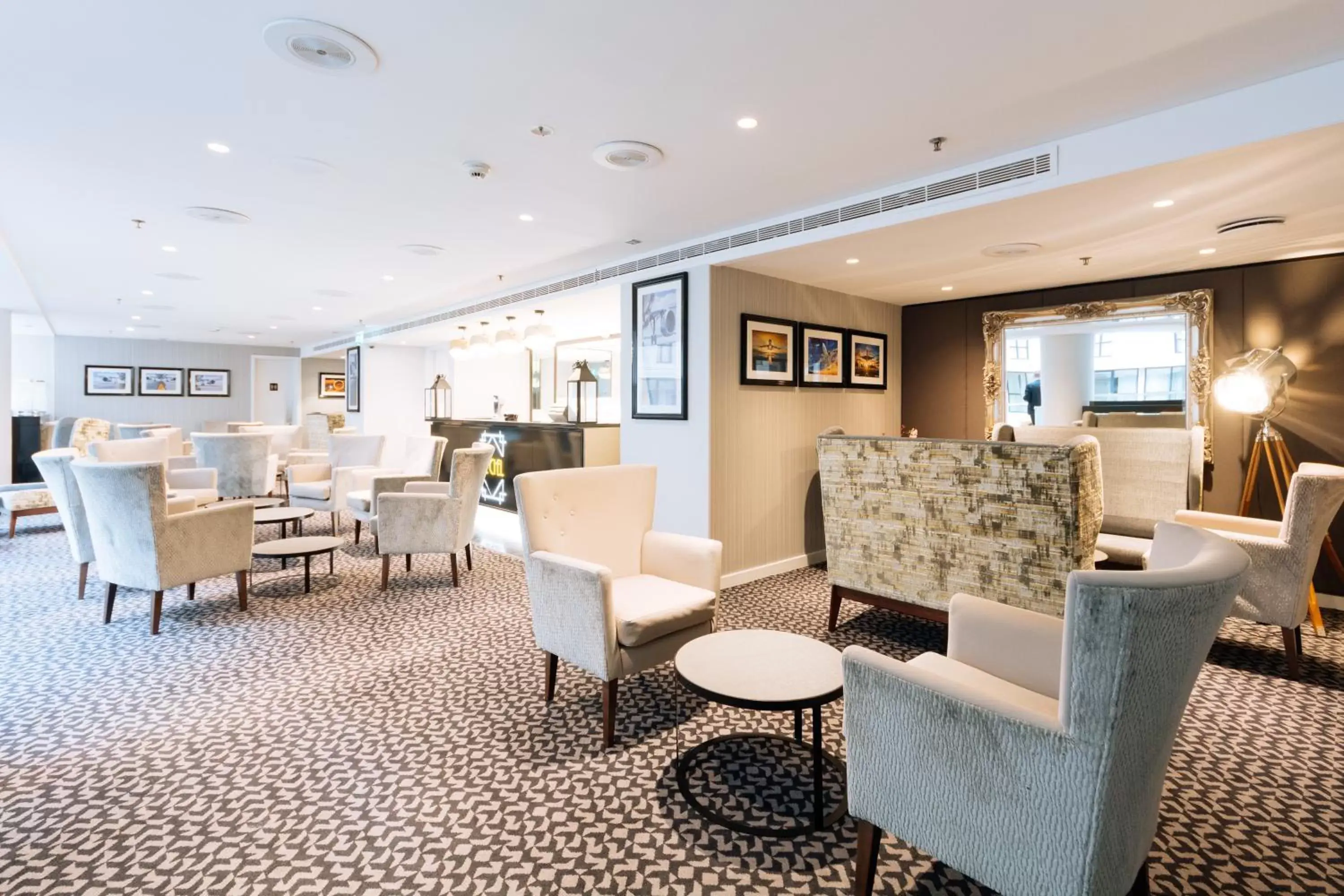 Food and drinks, Lounge/Bar in Sofitel London Gatwick