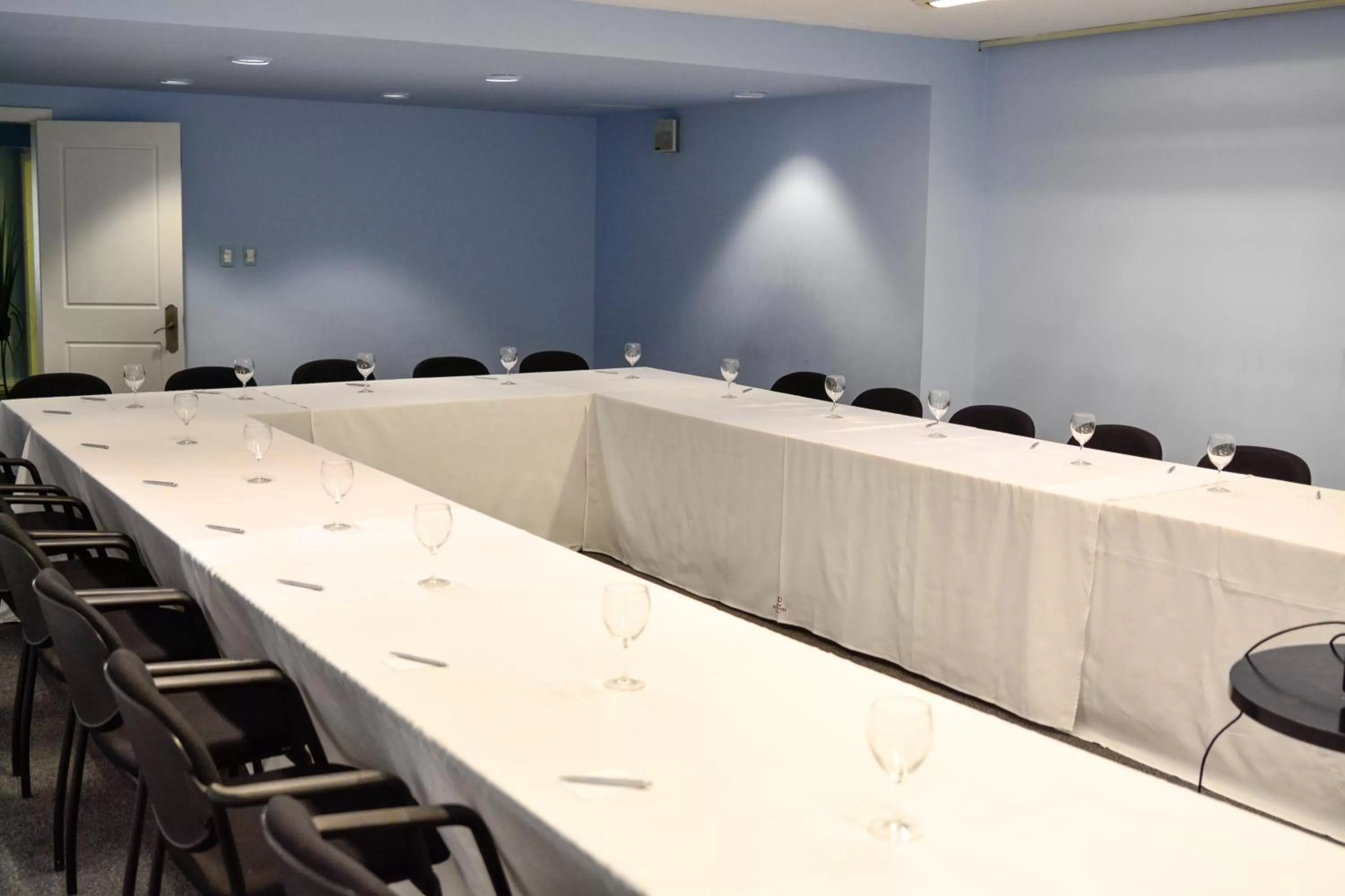 Communal lounge/ TV room in Pocitos Plaza Hotel