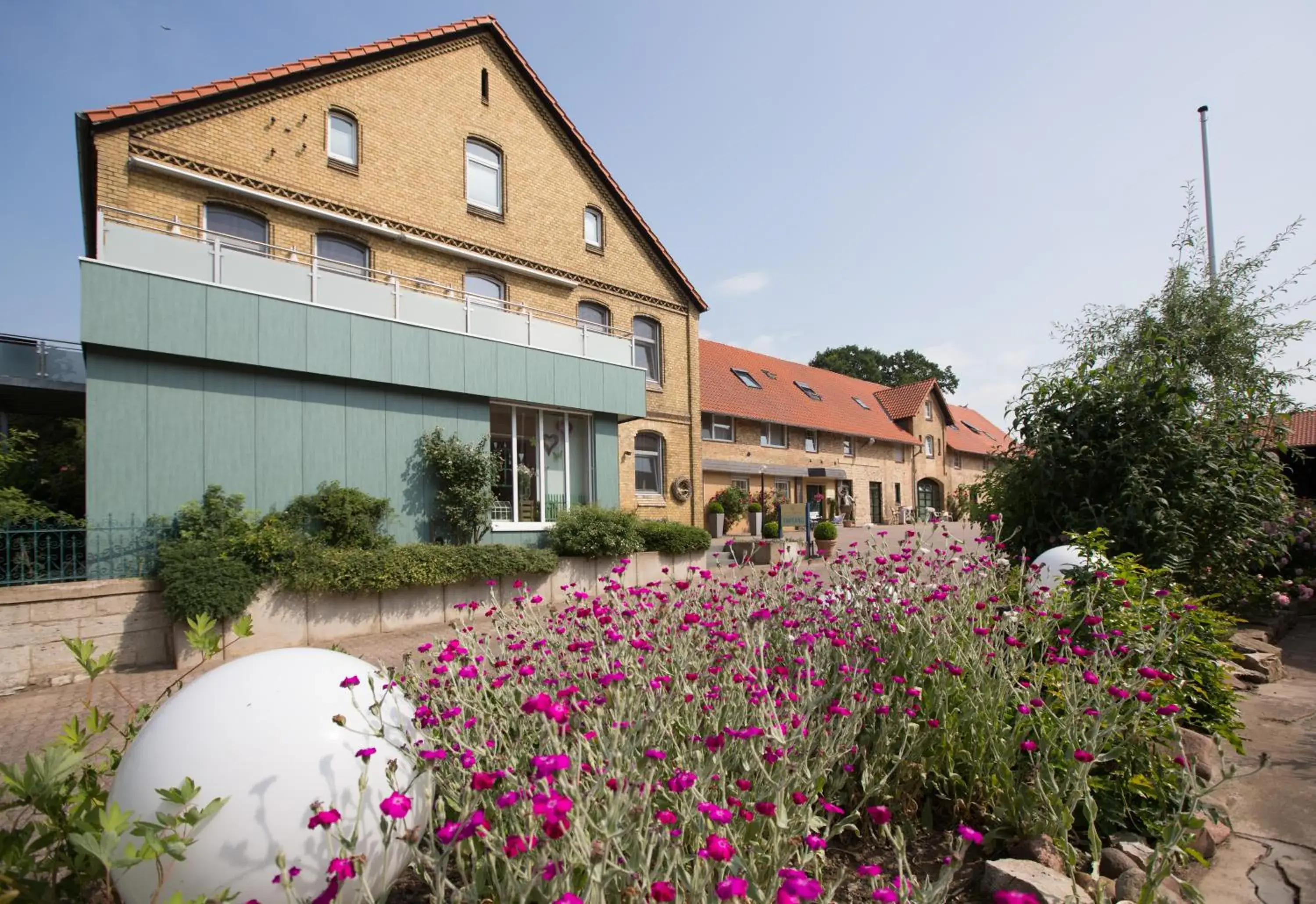 Facade/entrance, Property Building in Hotel Gödecke