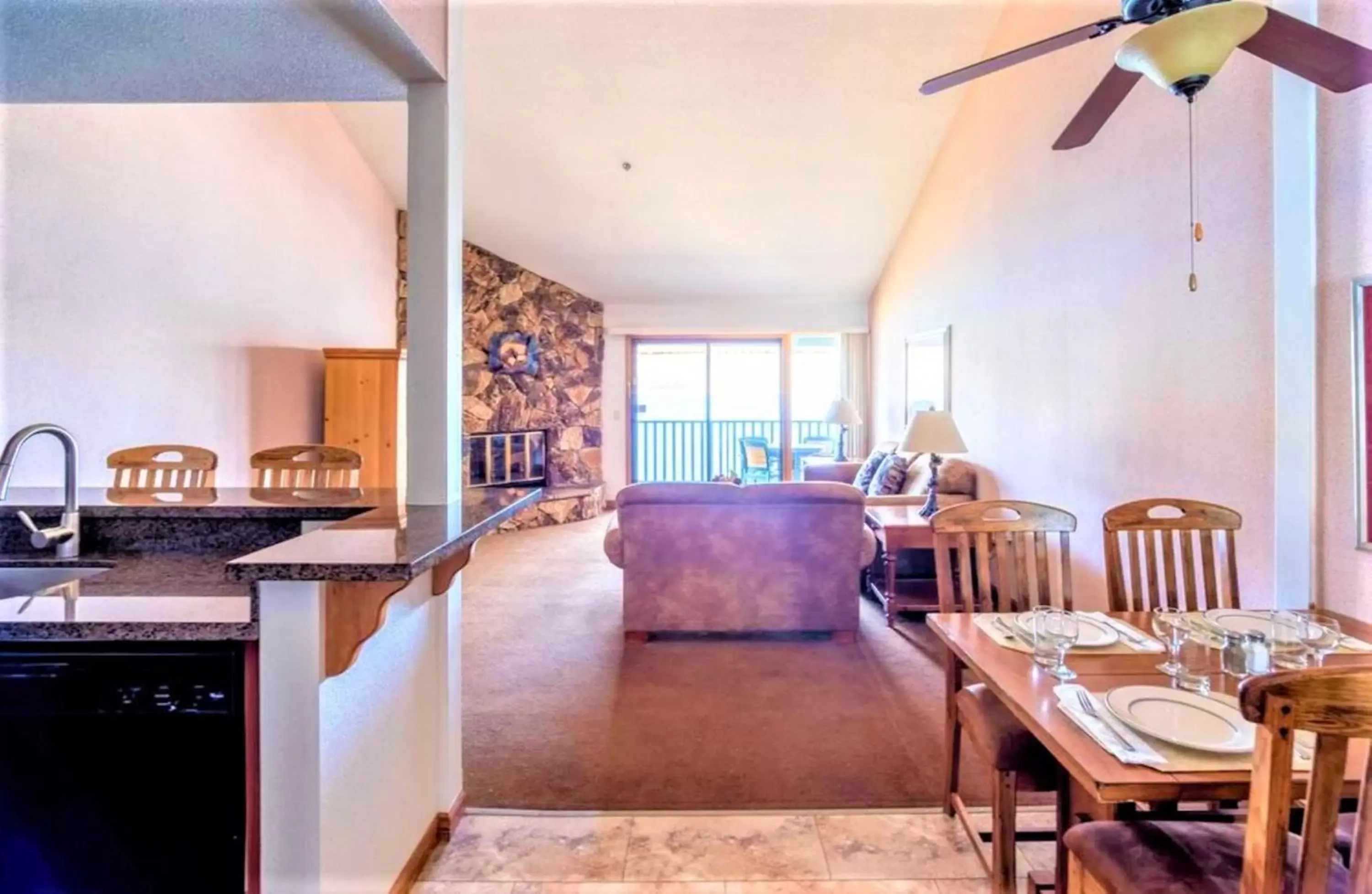 Kitchen or kitchenette, Dining Area in Lagonita Lodge