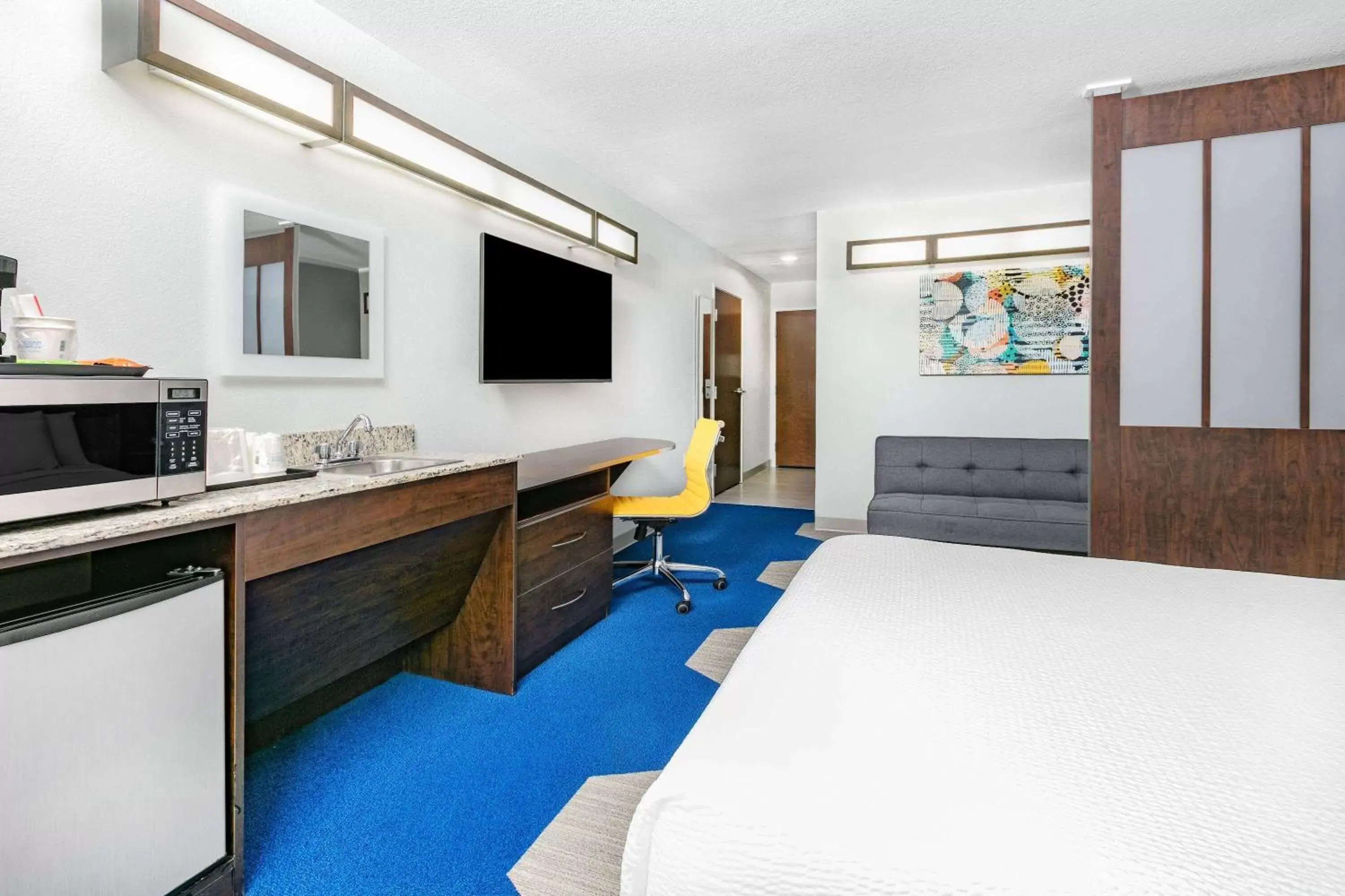 Bed, TV/Entertainment Center in Microtel Inn & Suites by Wyndham Austin Airport