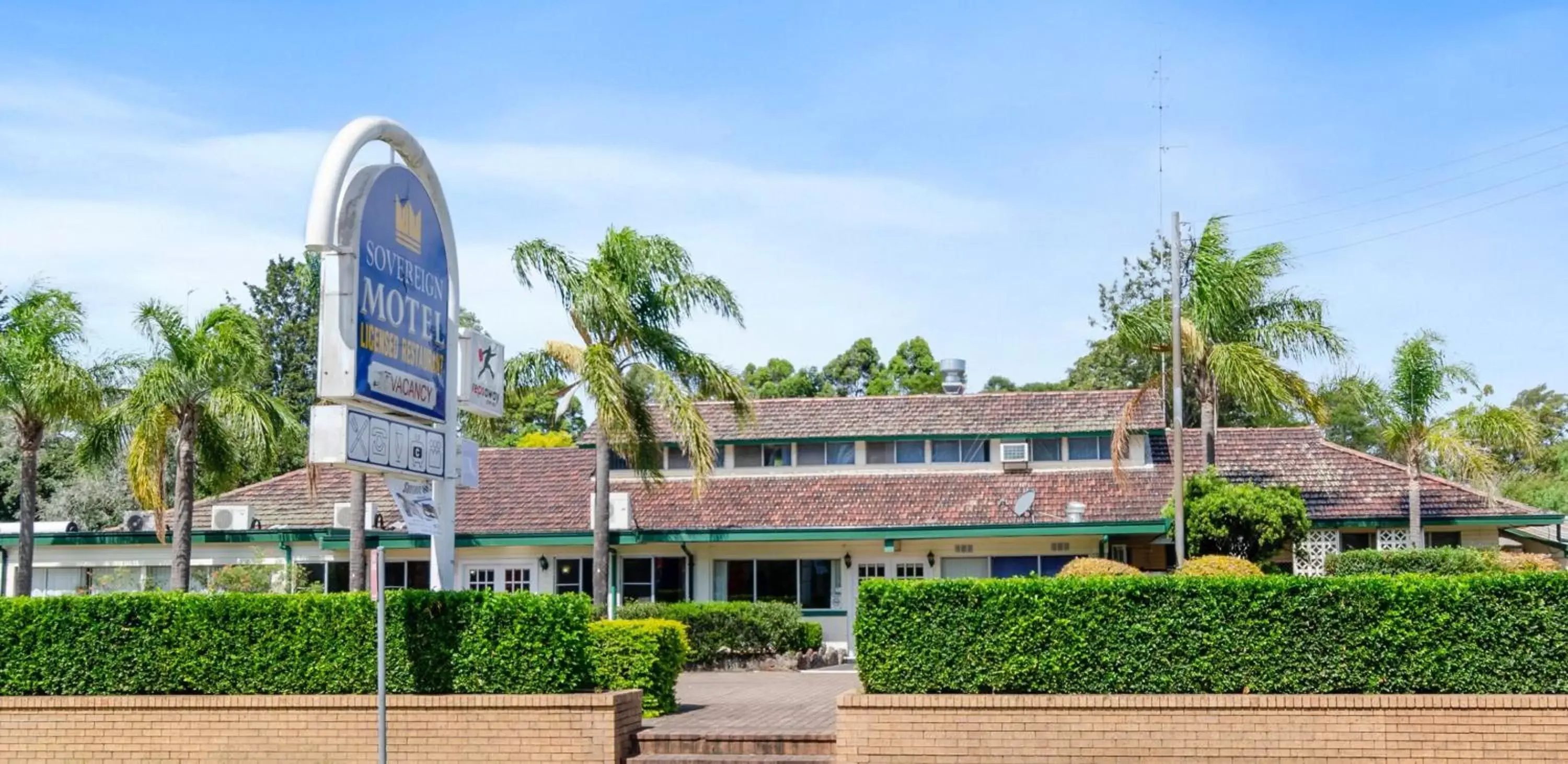 Property building, Garden in Solomon Inn Motel Figtree