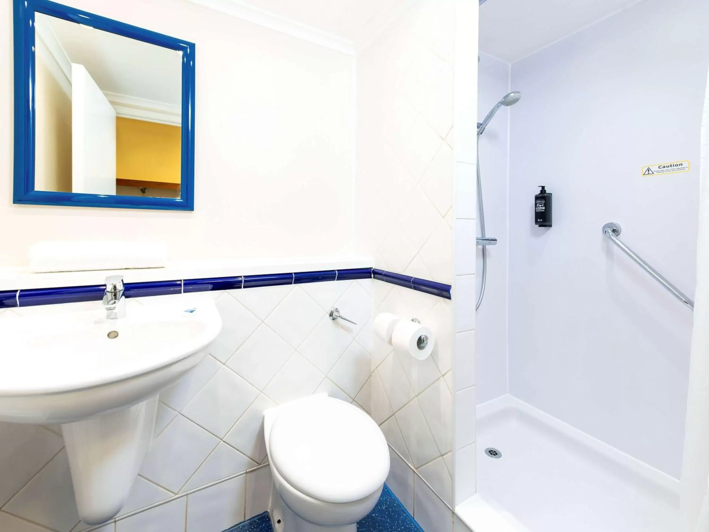 Bathroom in ibis budget Glasgow Cumbernauld