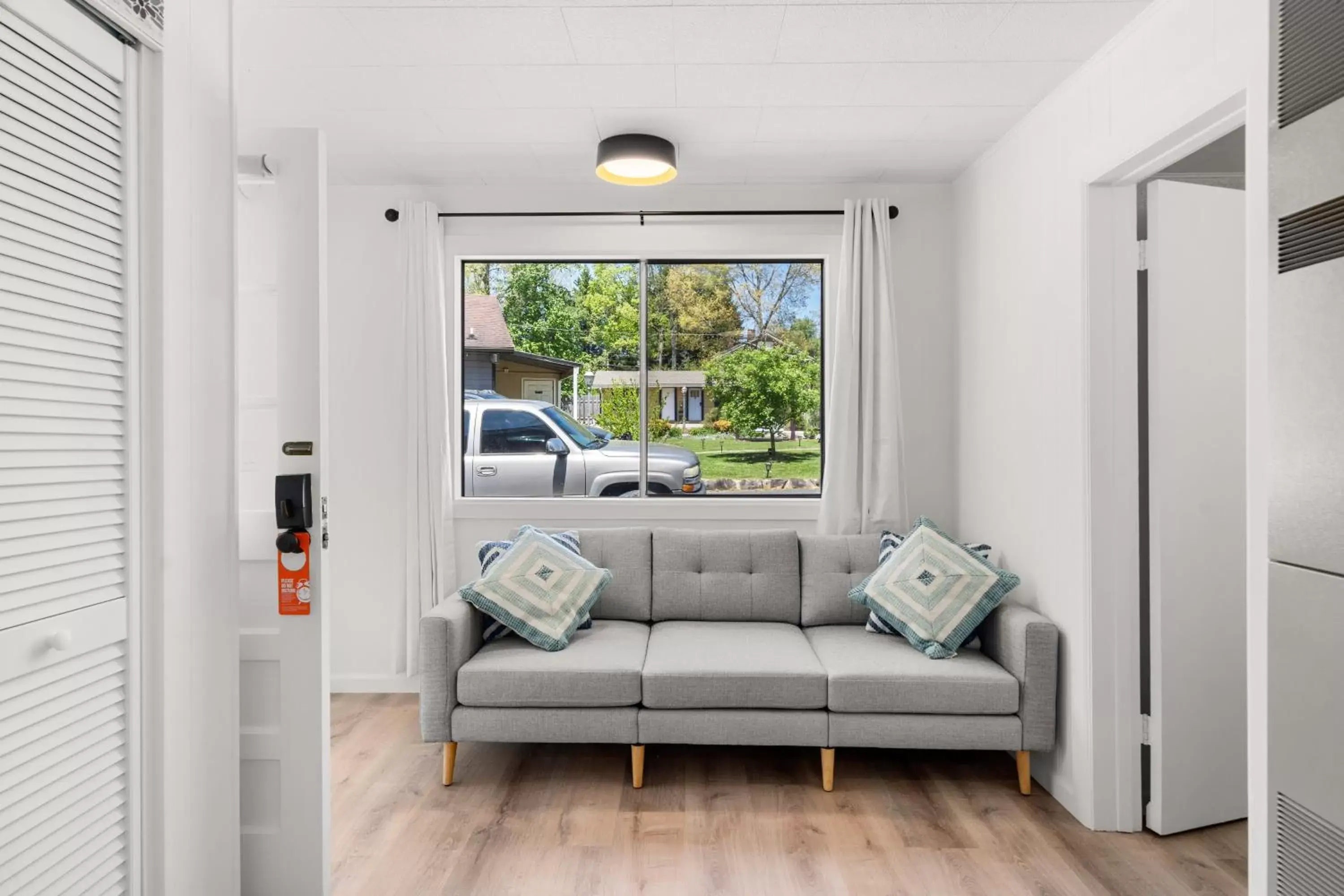 Living room, Seating Area in CedarWood Inn