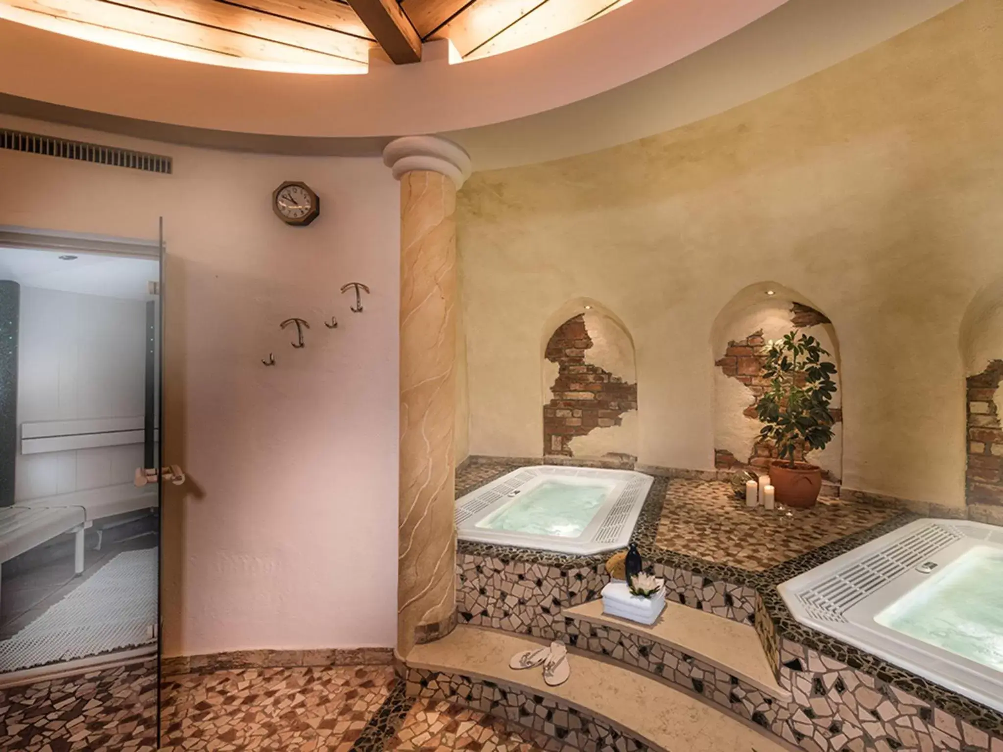 Hot Tub, Bathroom in Hotel Hubertushof
