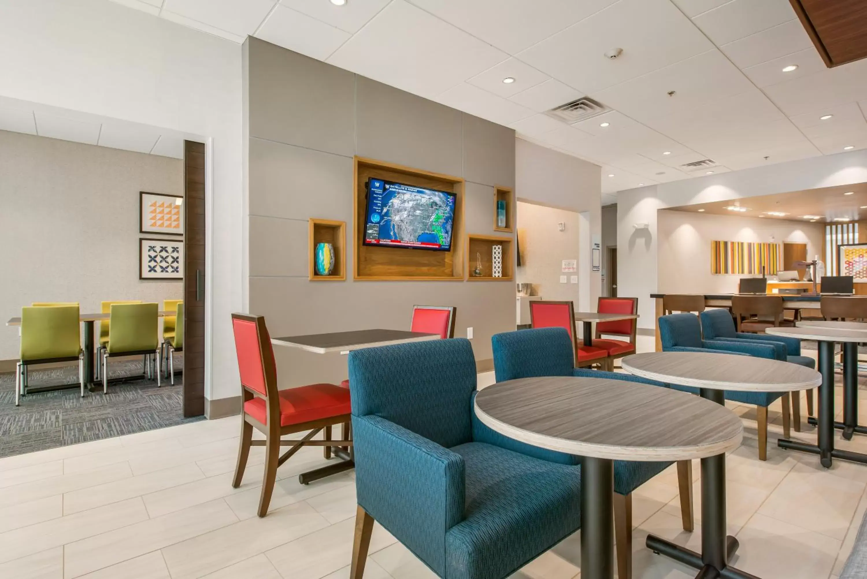 Breakfast, Seating Area in Holiday Inn Express & Suites - Carrollton West, an IHG Hotel