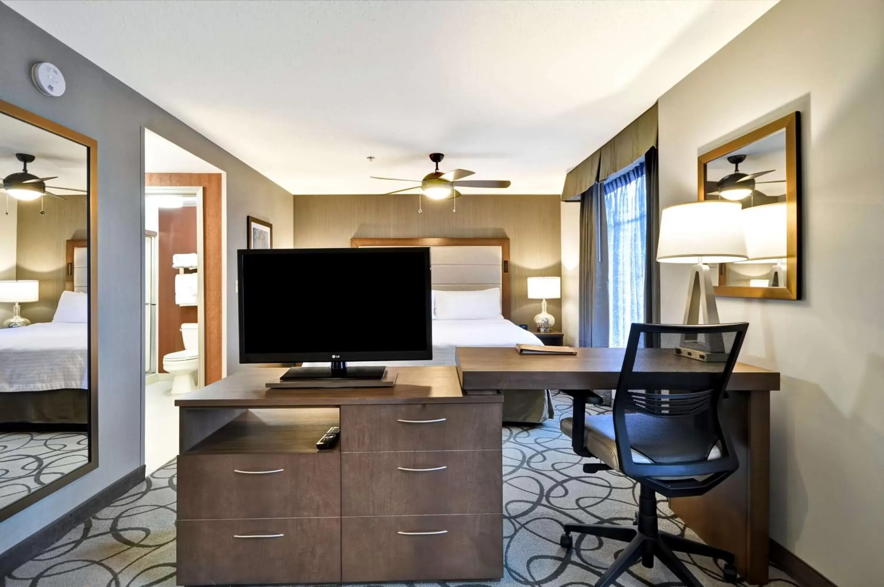 Bedroom, TV/Entertainment Center in Homewood Suites by Hilton Hartford South-Glastonbury