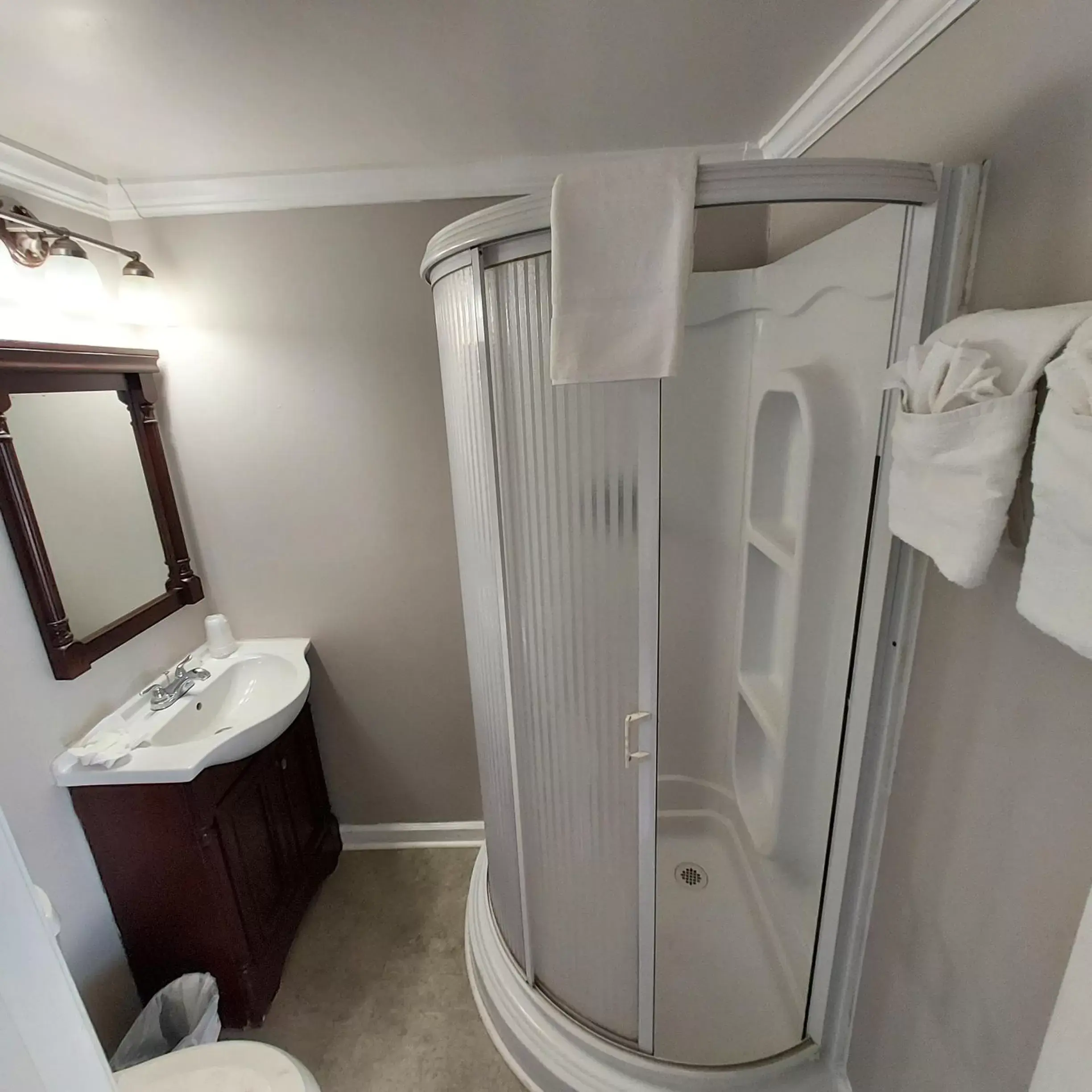 Bathroom in The Burgundy Inn Hotel and Apartments