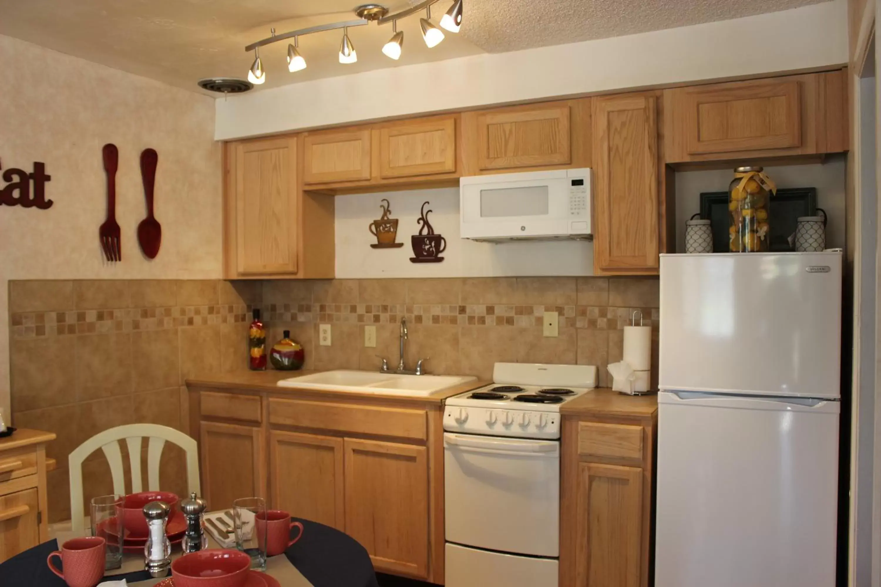 Kitchen or kitchenette, Kitchen/Kitchenette in The Inn at Deep Canyon