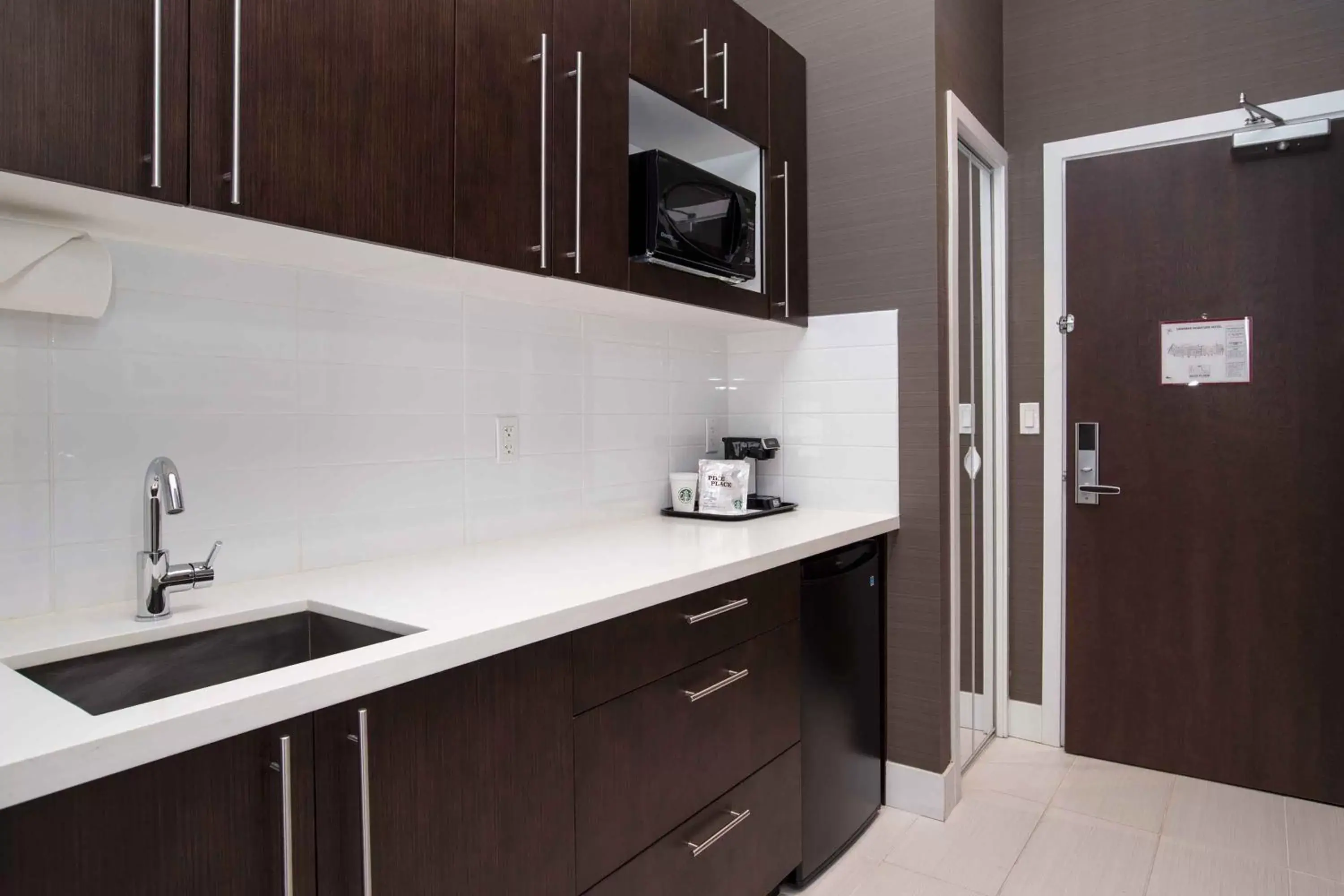 Kitchen or kitchenette, Kitchen/Kitchenette in Sandman Signature Kamloops Hotel