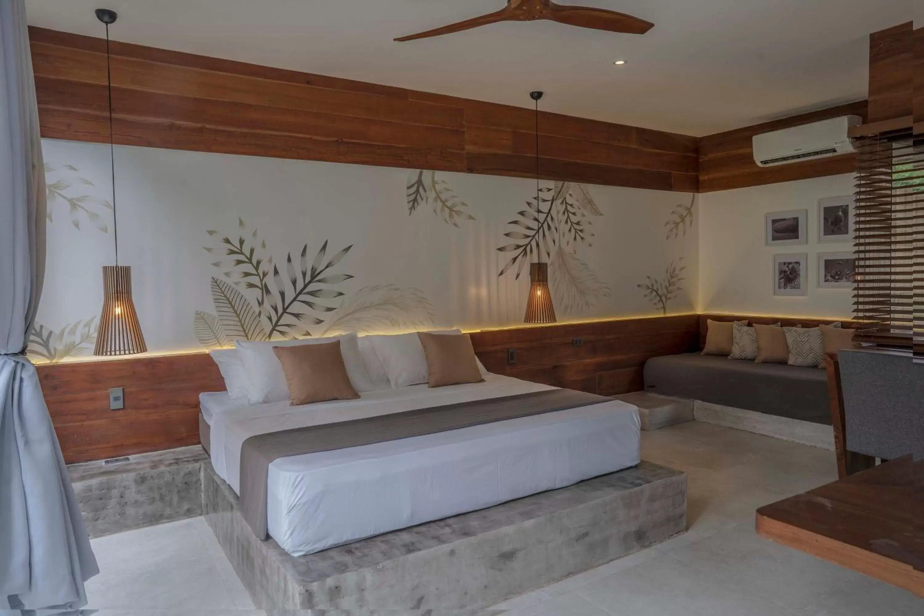 Bed in Bird of Paradise Bed in Bird of Paradise