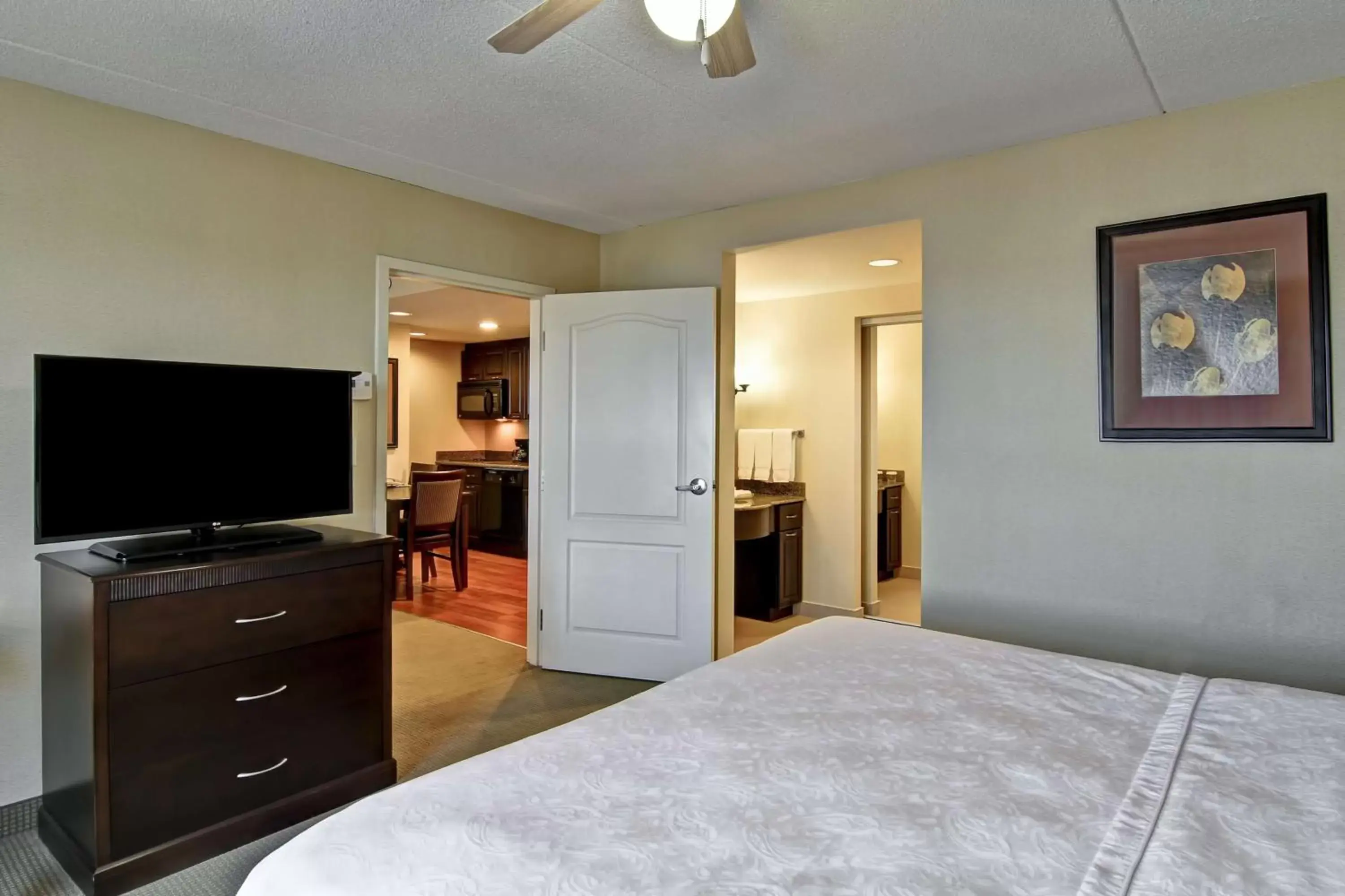 Living room, TV/Entertainment Center in Homewood Suites by Hilton Sudbury