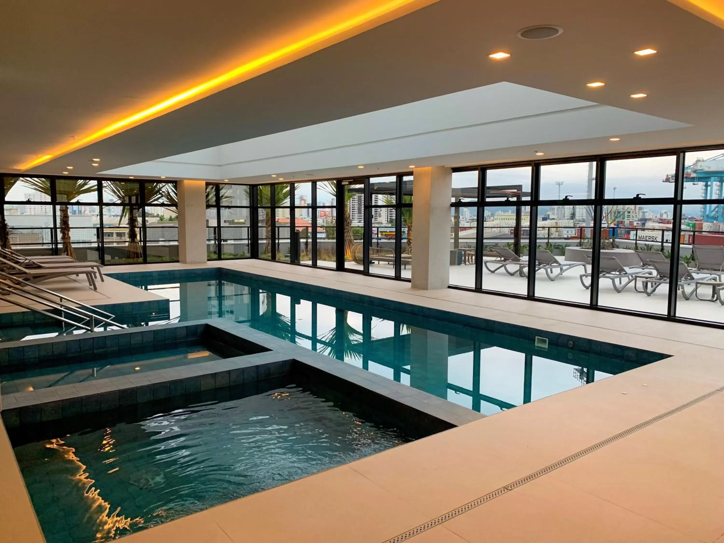 Swimming pool in Mercure Itajai Navegantes Swimming pool in Mercure Itajai Navegantes