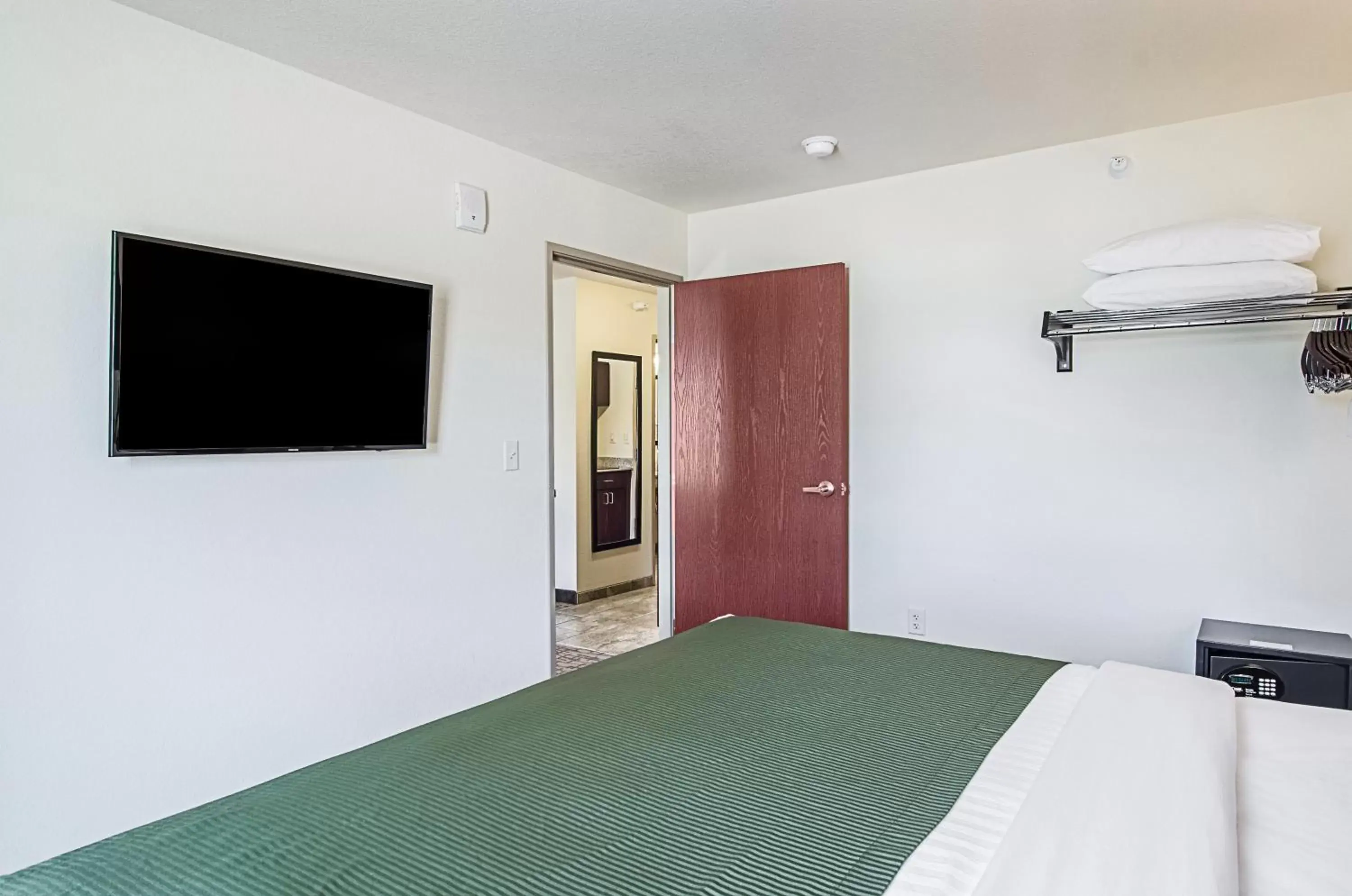 Bed in Cobblestone Inn & Suites - Guernsey Bed in Cobblestone Inn & Suites - Guernsey