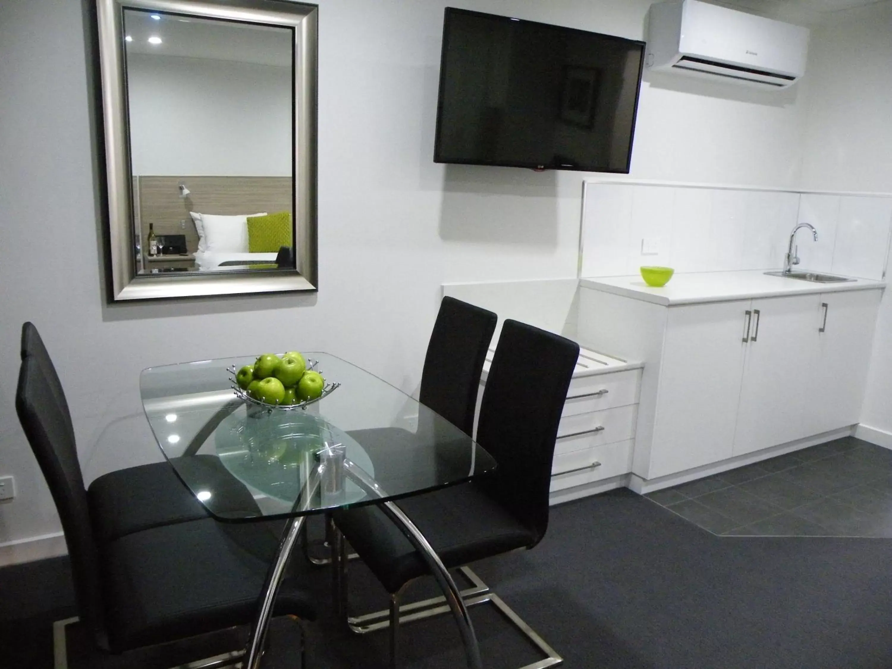 Living room, Dining Area in Hamilton Lonsdale Motel