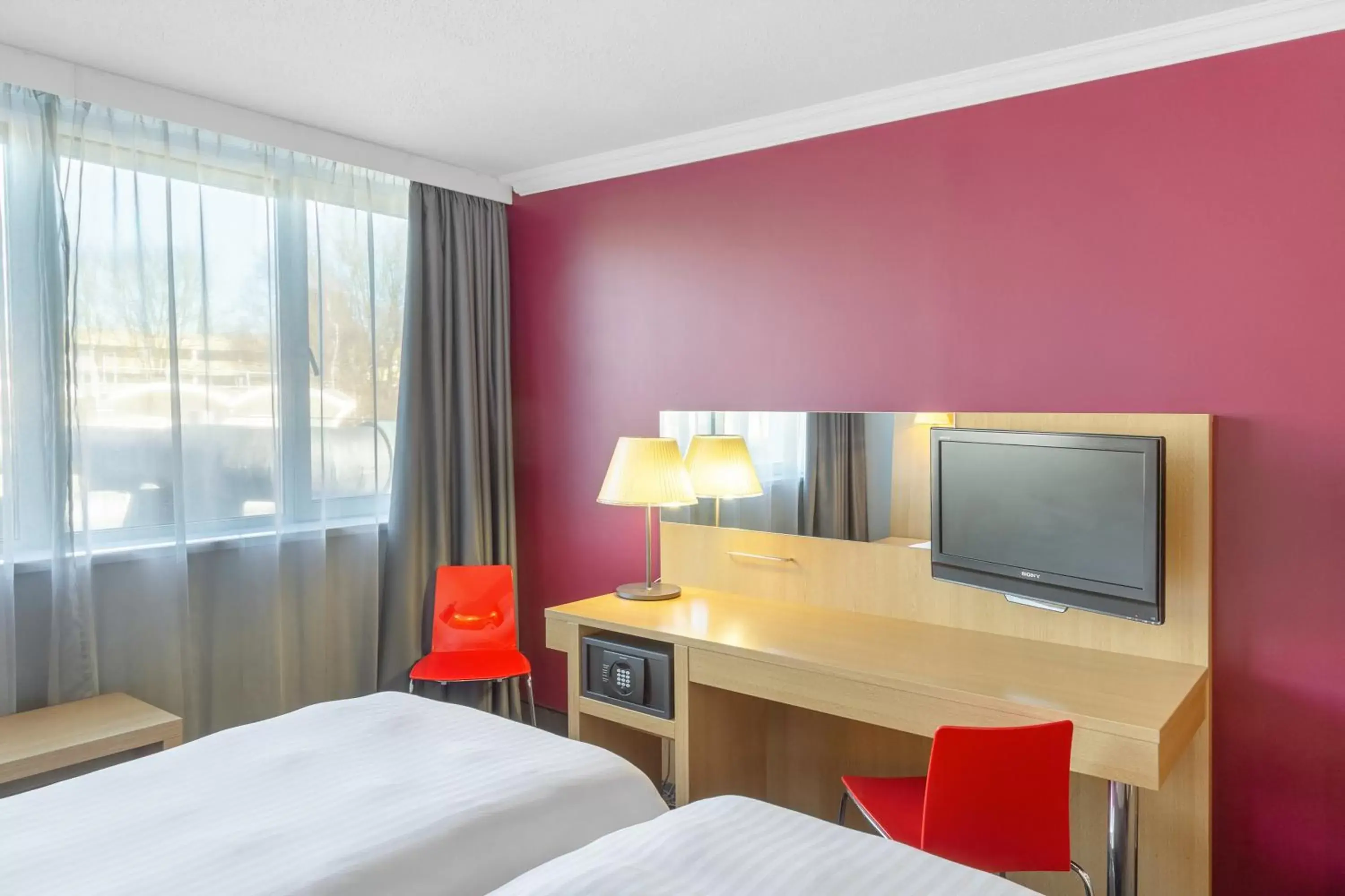 Bedroom, TV/Entertainment Center in Northampton Town Centre Hotel by Accor