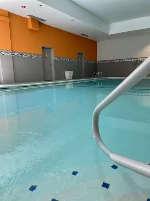 Swimming Pool in La Quinta Inn by Wyndham Lynnwood