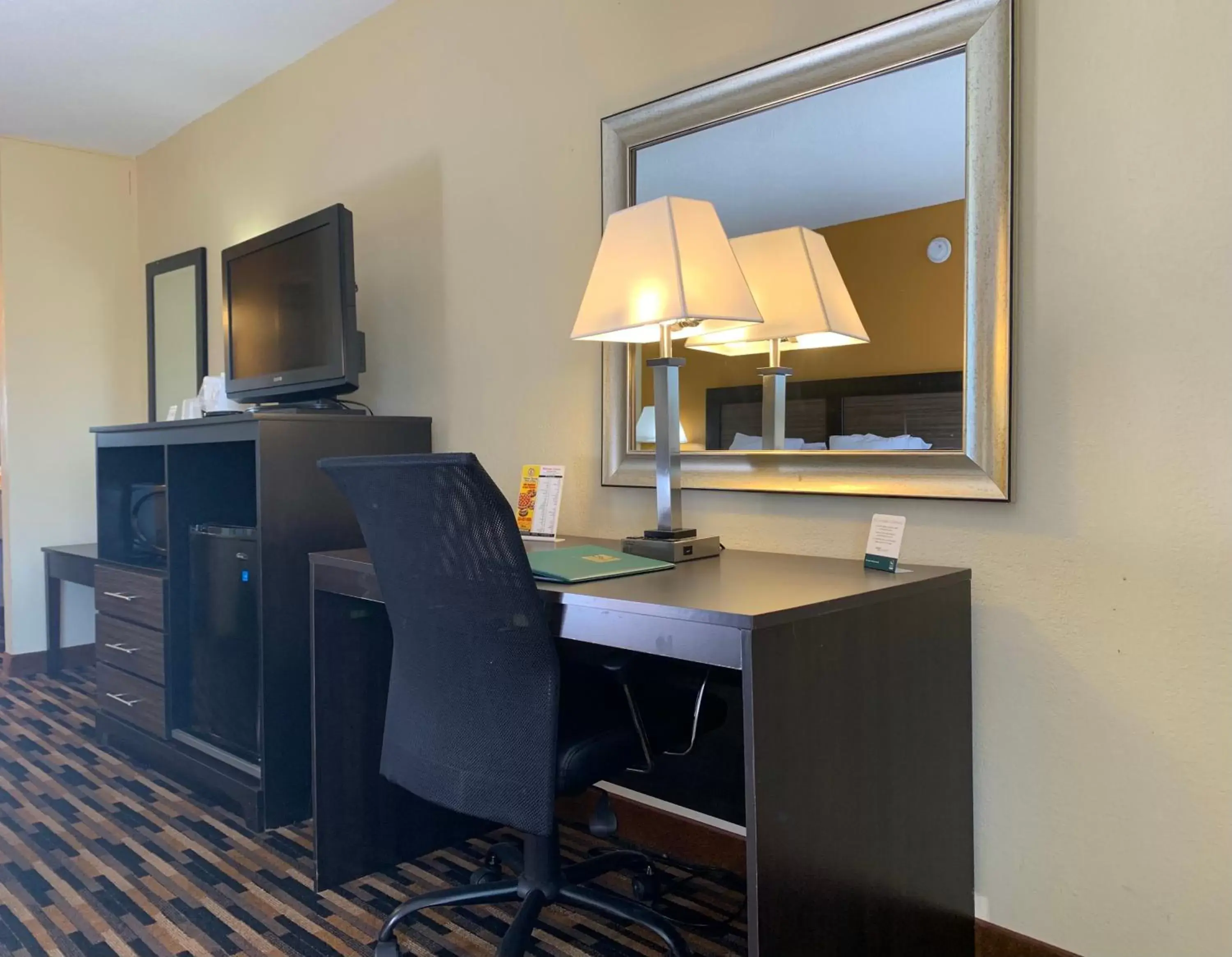 TV and multimedia in Quality Inn University Area TV and multimedia in Quality Inn University Area