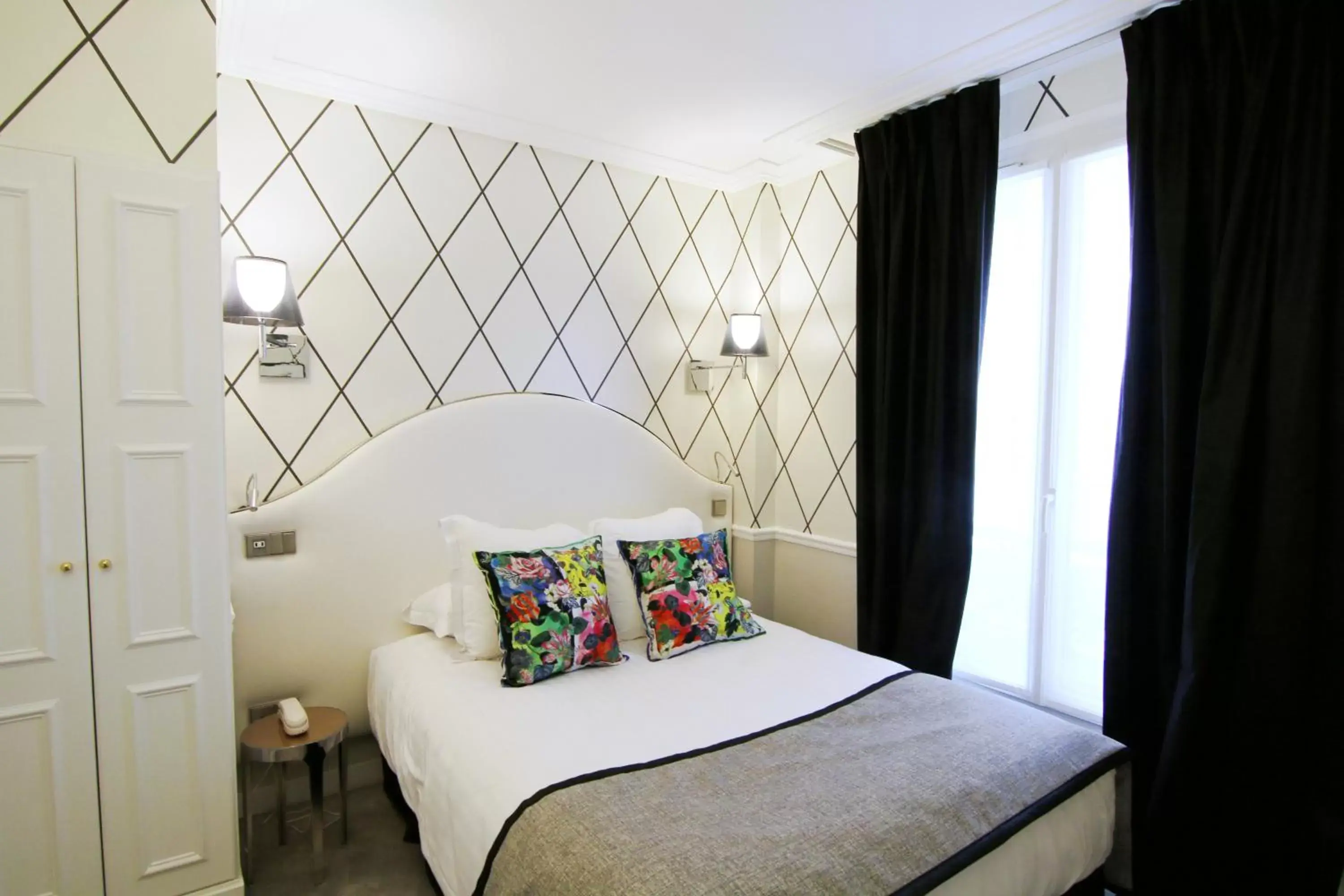 Bedroom in Hôtel le Royal Rive Gauche
