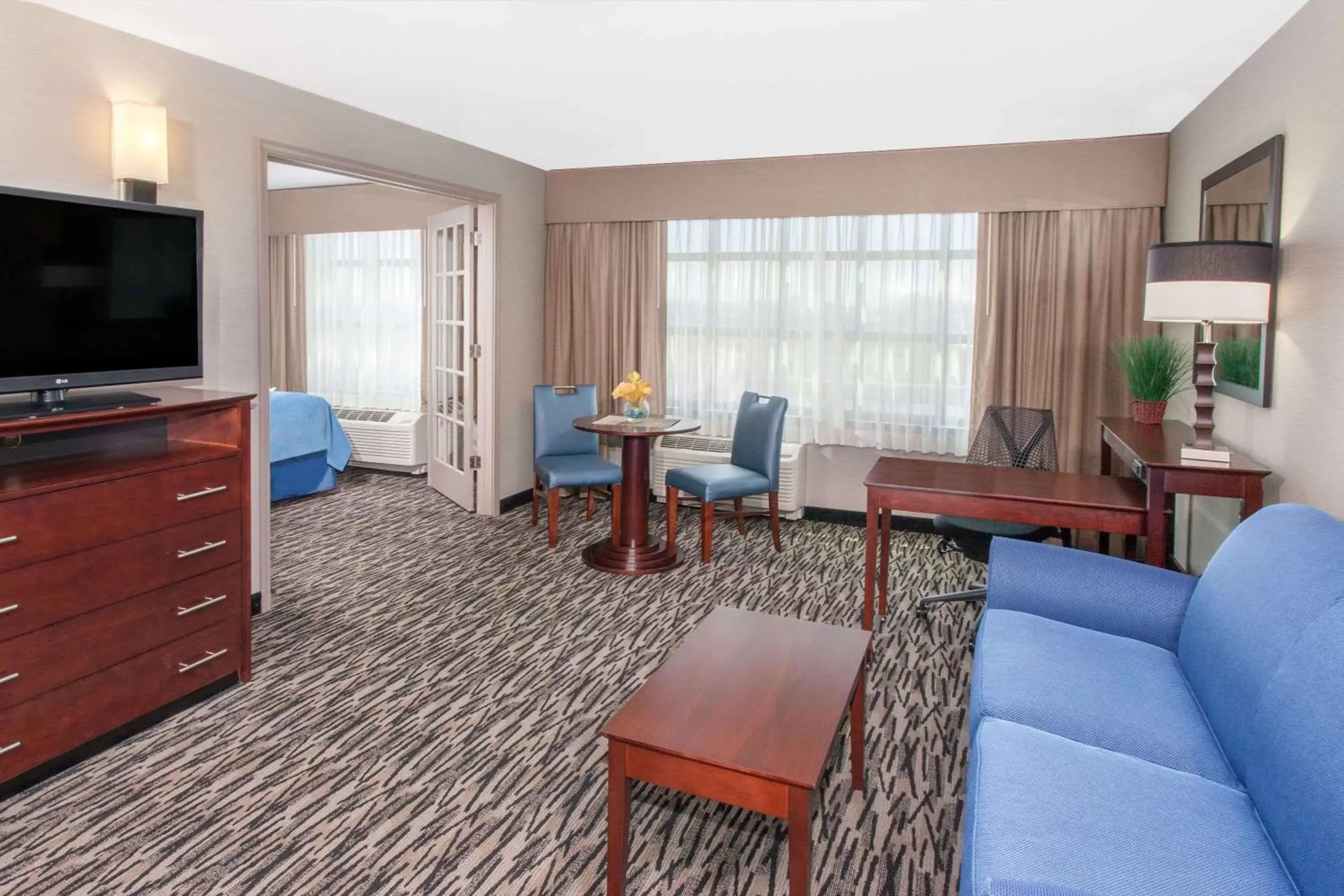 Photo of the whole room, Seating Area in Wyndham Garden Elk Grove Village - O'Hare