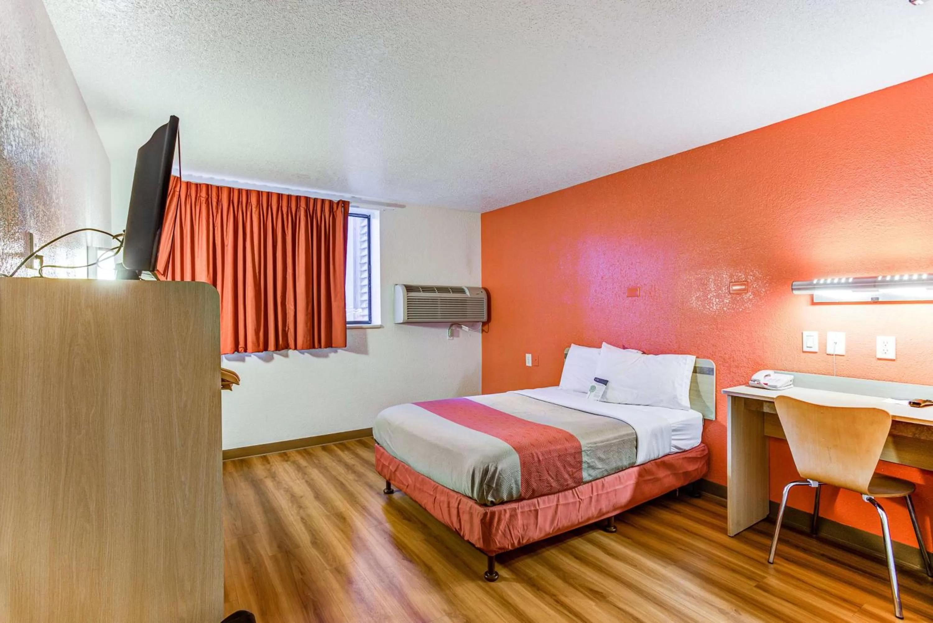 TV and multimedia, Bed in Motel 6-Portland, OR - Tigard West