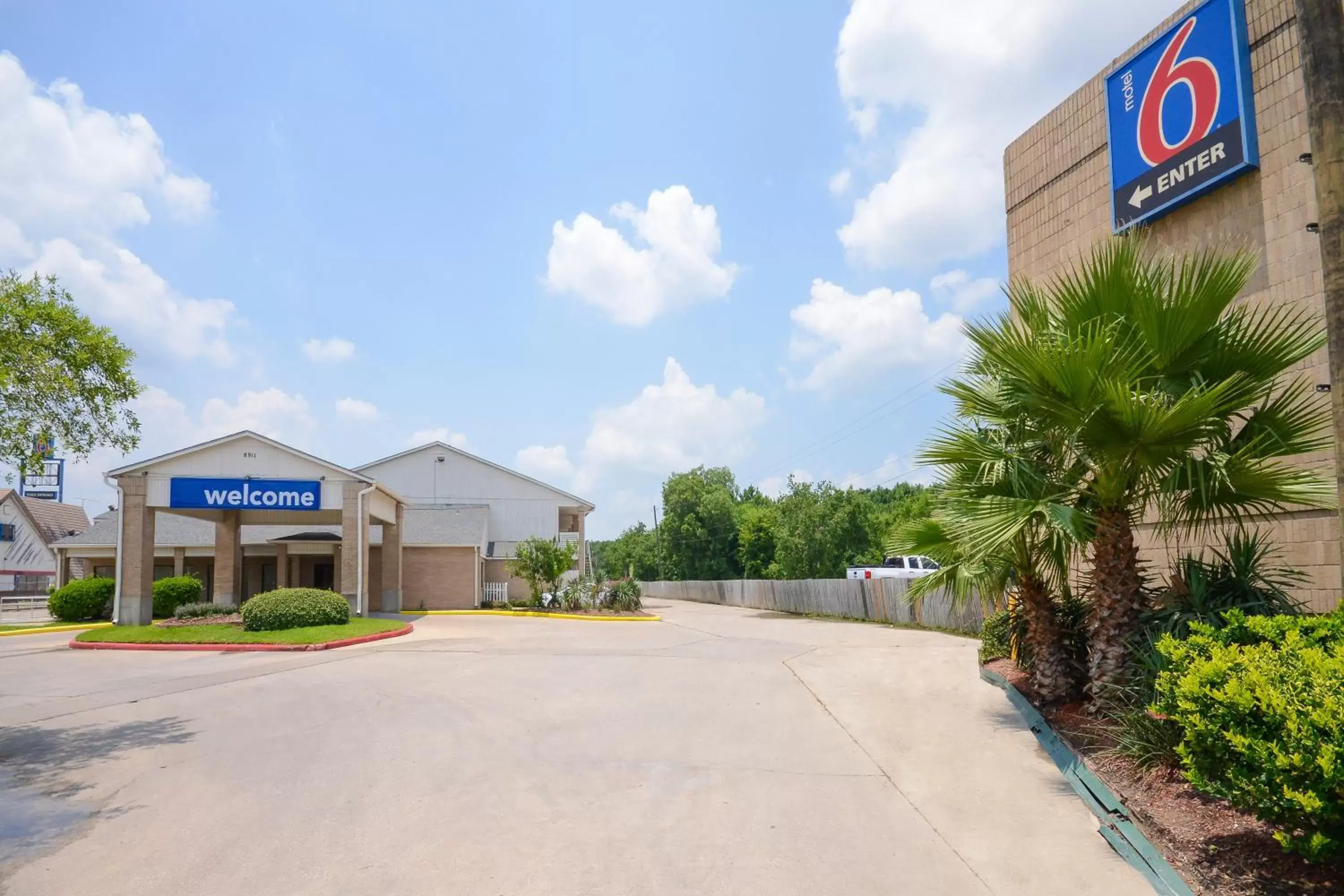 Property building, Property Logo/Sign in Motel 6-Baytown, TX - Baytown East