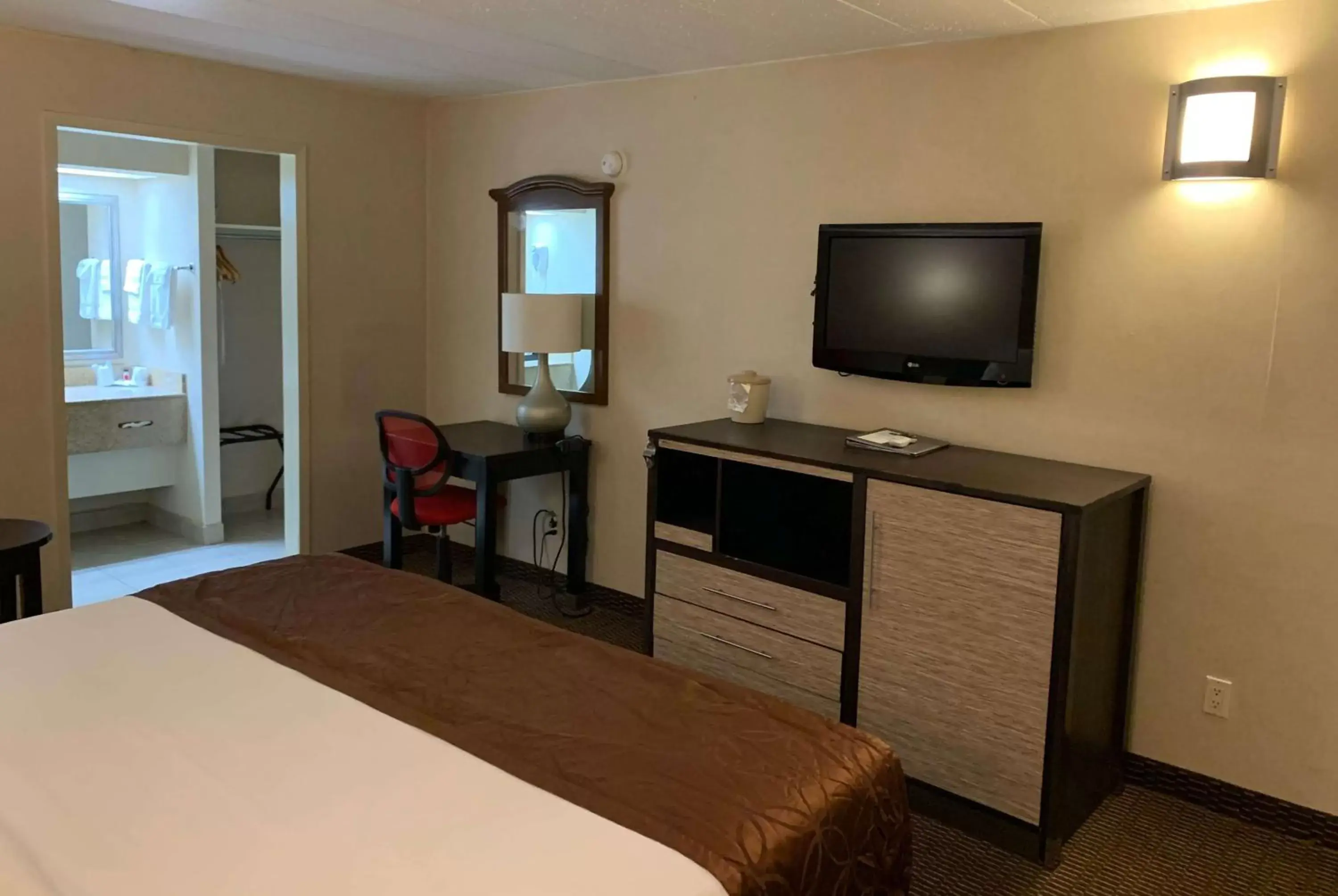 Photo of the whole room, TV/Entertainment Center in Ramada by Wyndham Rockville Centre