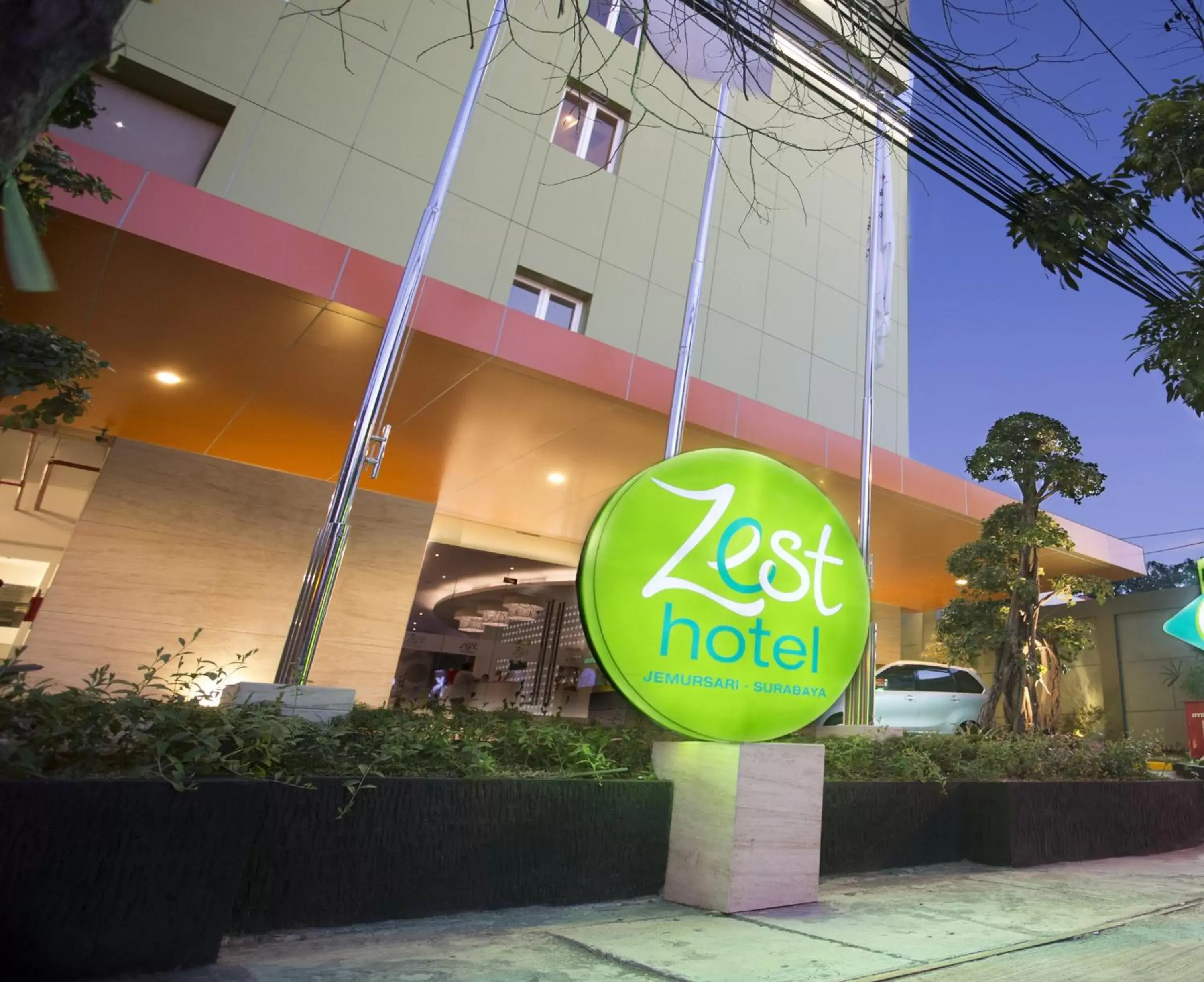 Facade/entrance, Property Logo/Sign in Zest Hotel Jemursari