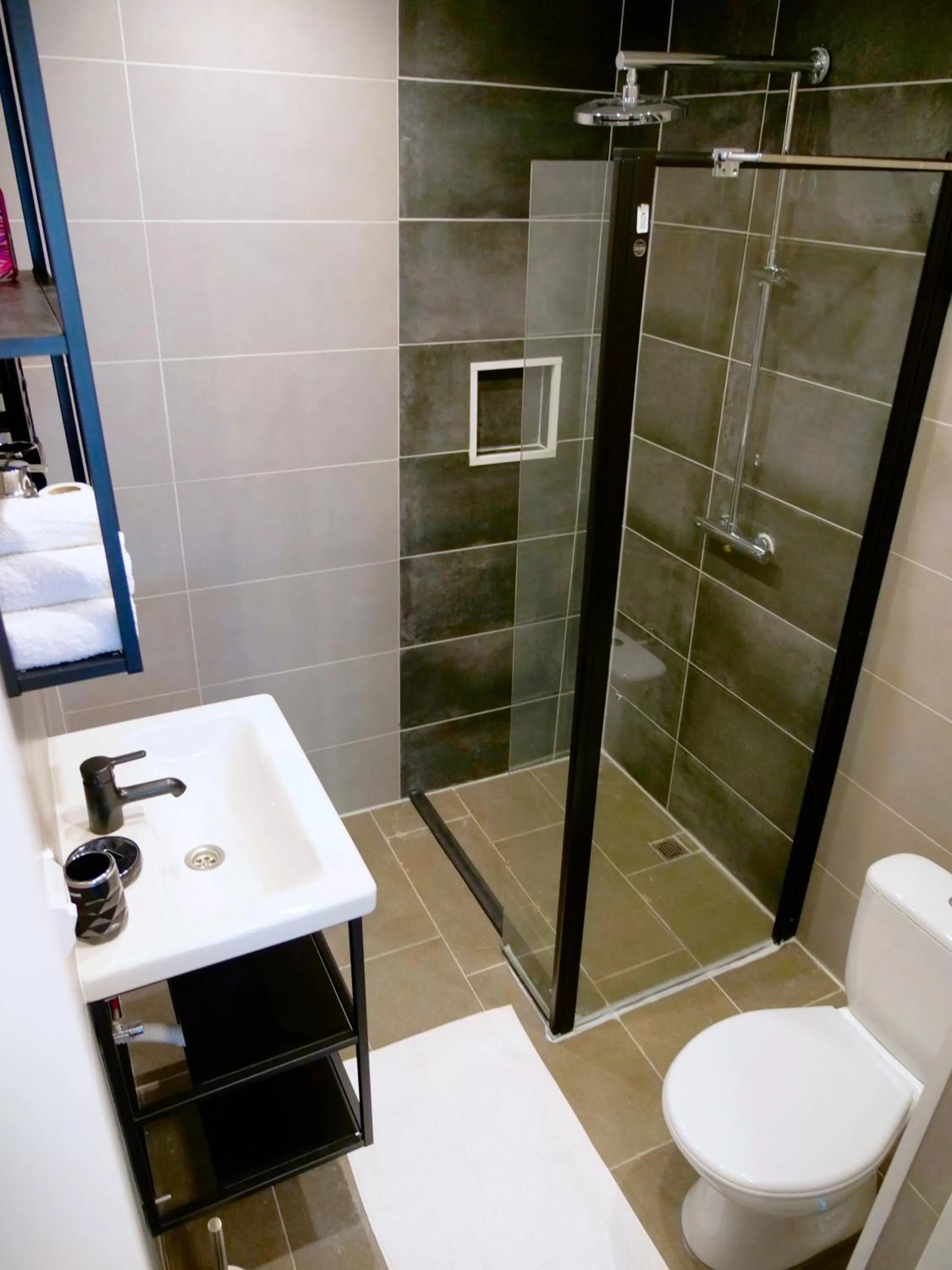 Bathroom in The Diesel Bed and Breakfast