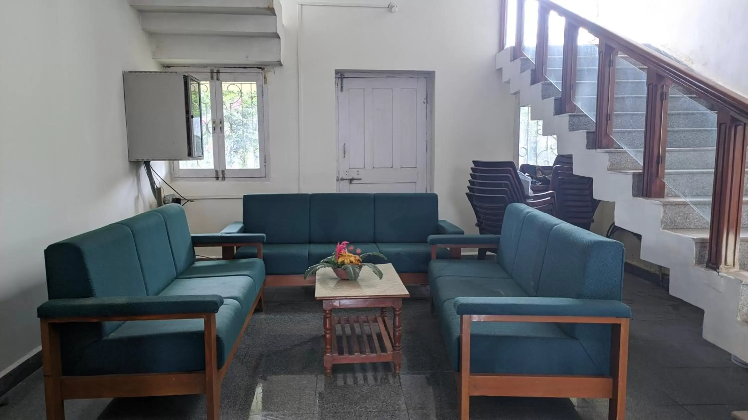 Seating area, Lounge/Bar in Kanthi Resorts Badami