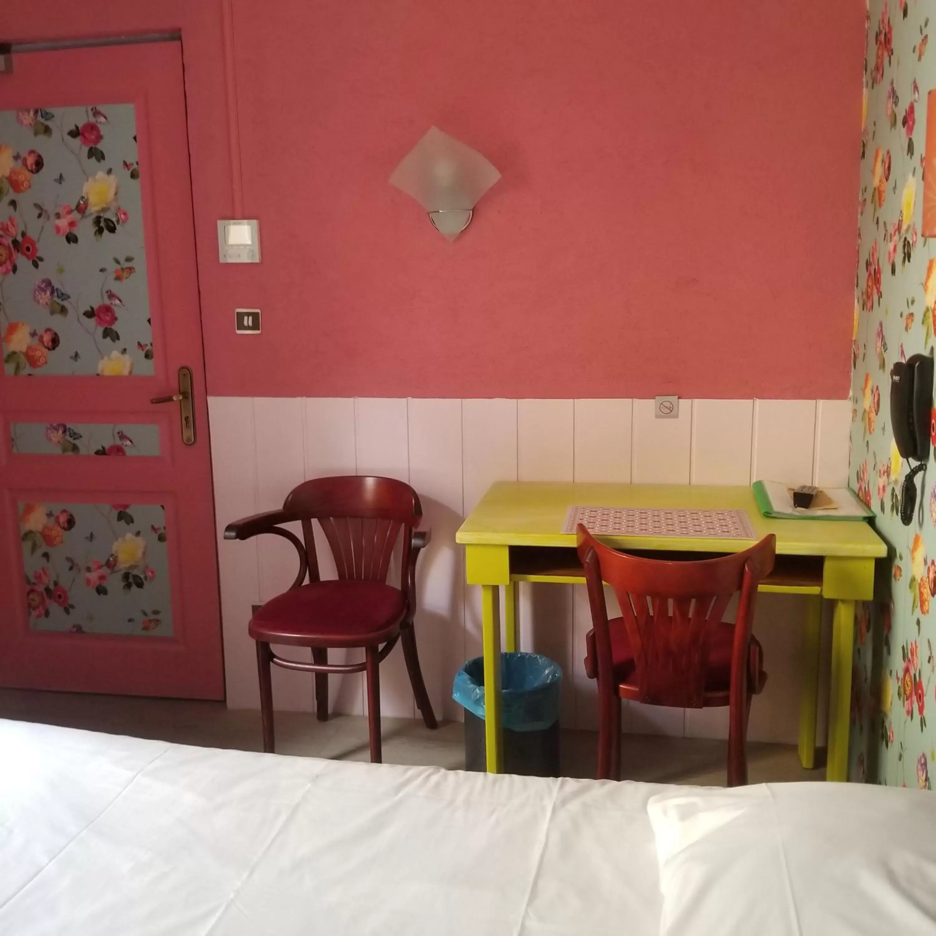 Bedroom, Seating Area in L'Hôtel du Terreau Logis de France