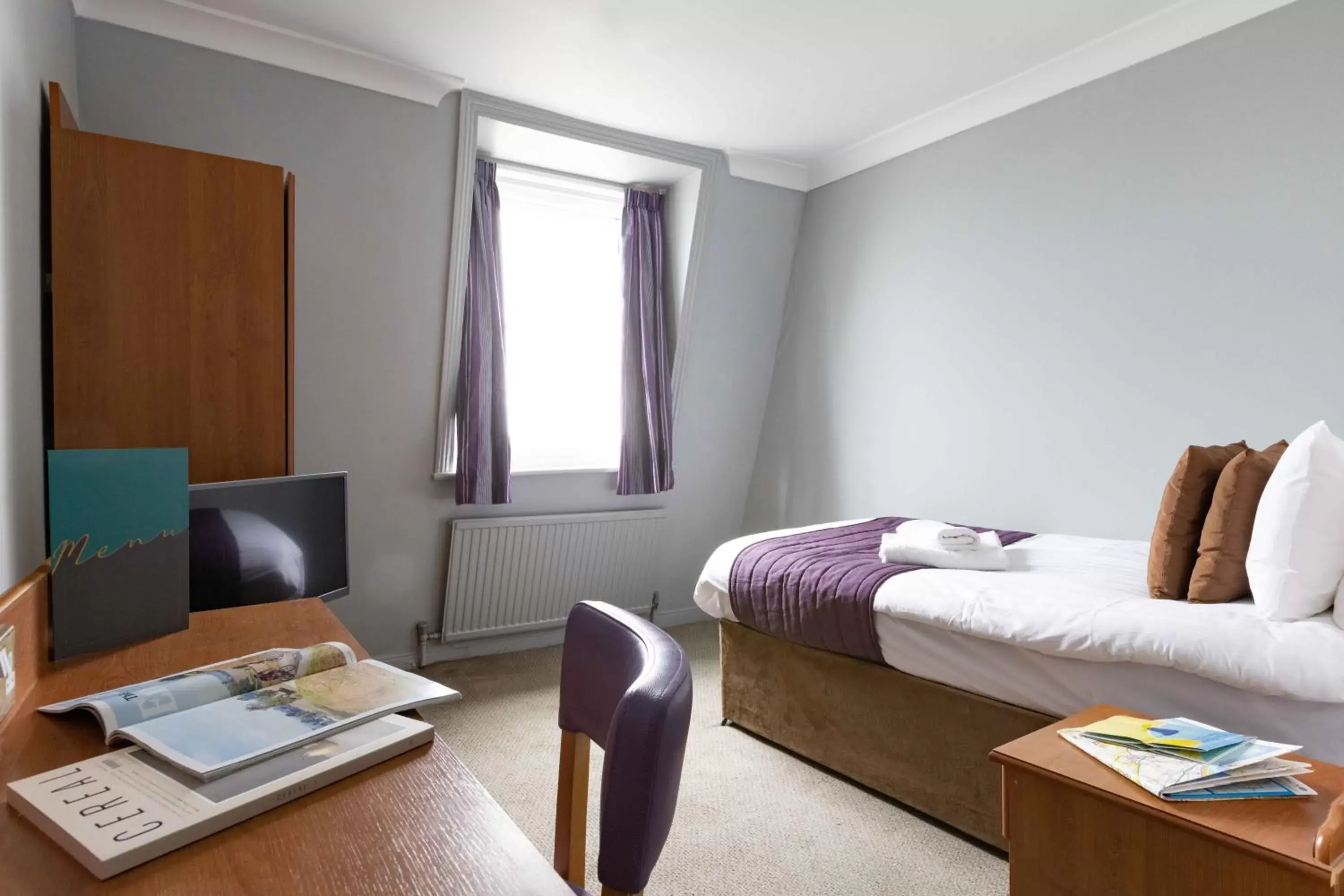 Bedroom, TV/Entertainment Center in The Marine Hotel