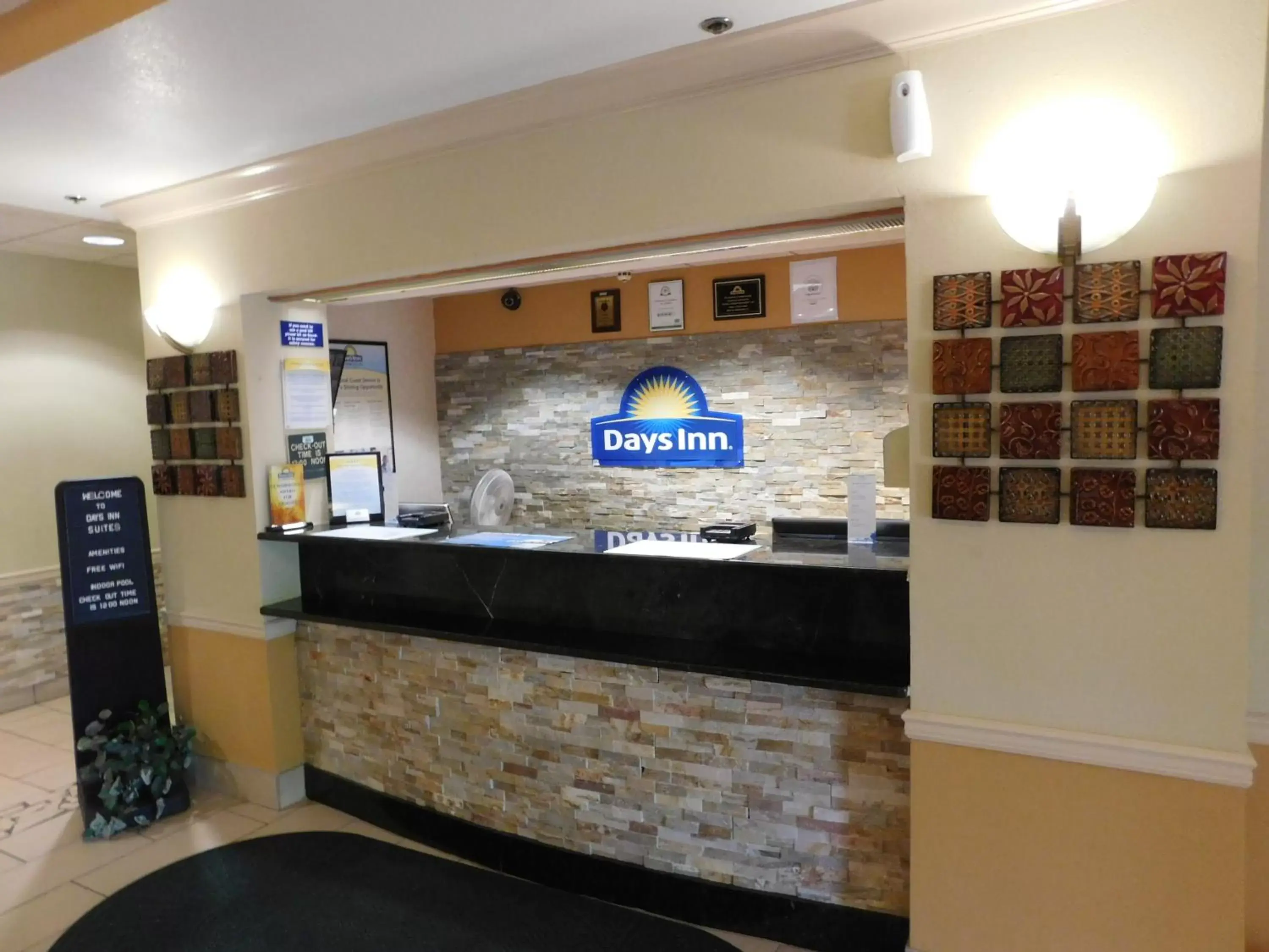 Lobby or reception, Lobby/Reception in Days Inn & Suites by Wyndham Cedar Rapids