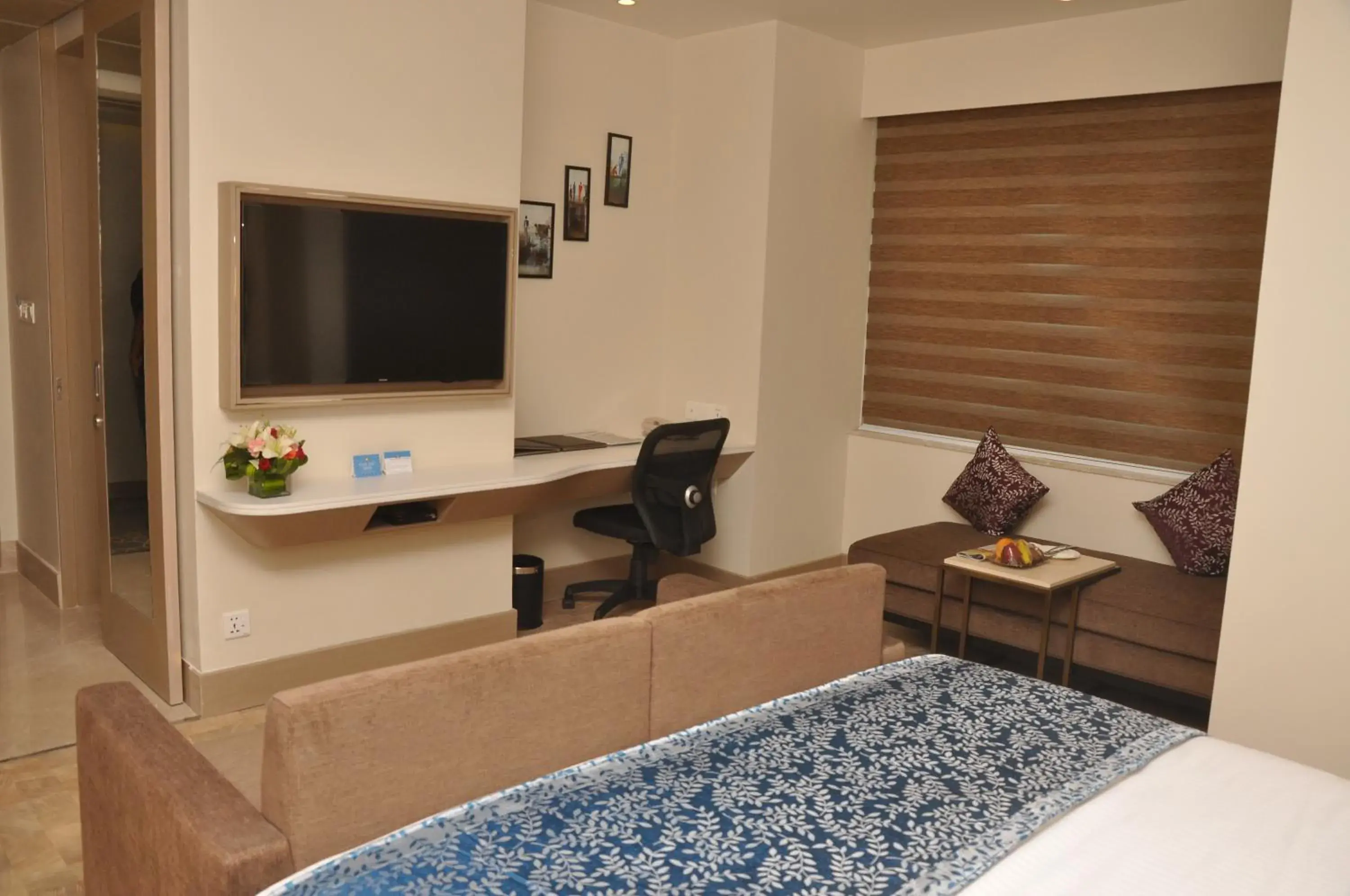 Living room, TV/Entertainment Center in Days Hotel Jaipur Tonk Road