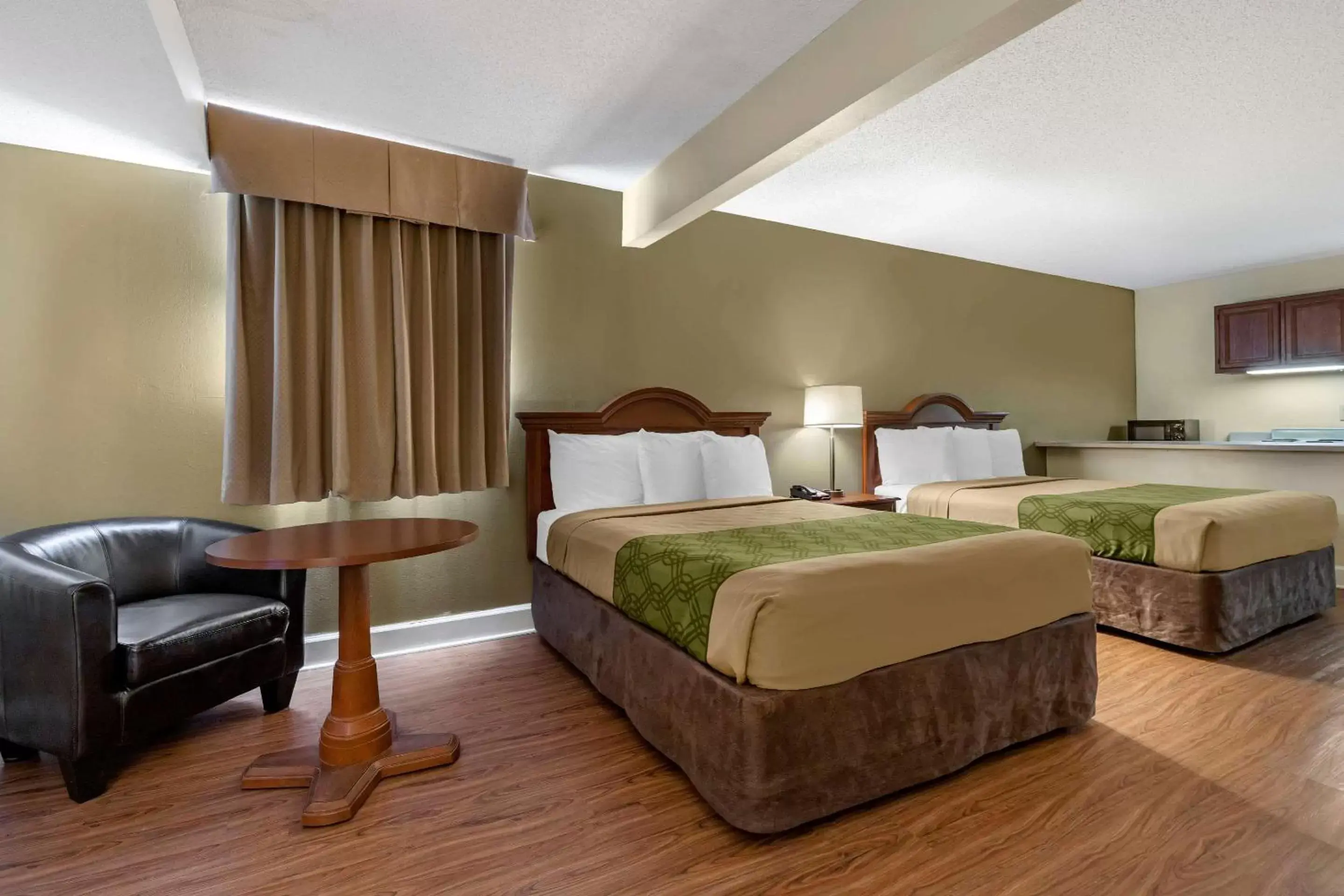 Photo of the whole room, Bed in Econo Lodge Inn & Suites Lugoff