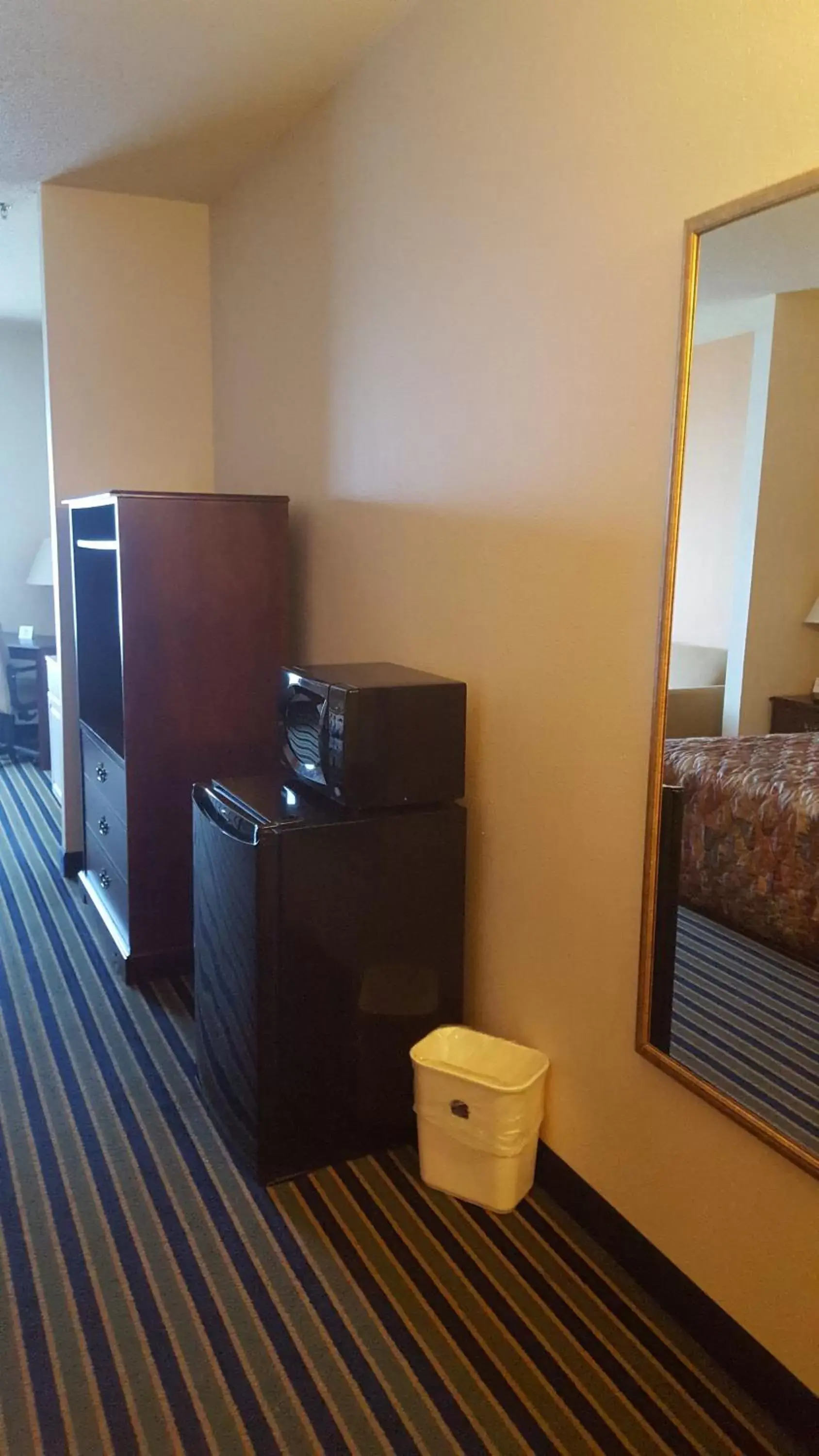 Bedroom, TV/Entertainment Center in The Rutledge Inn