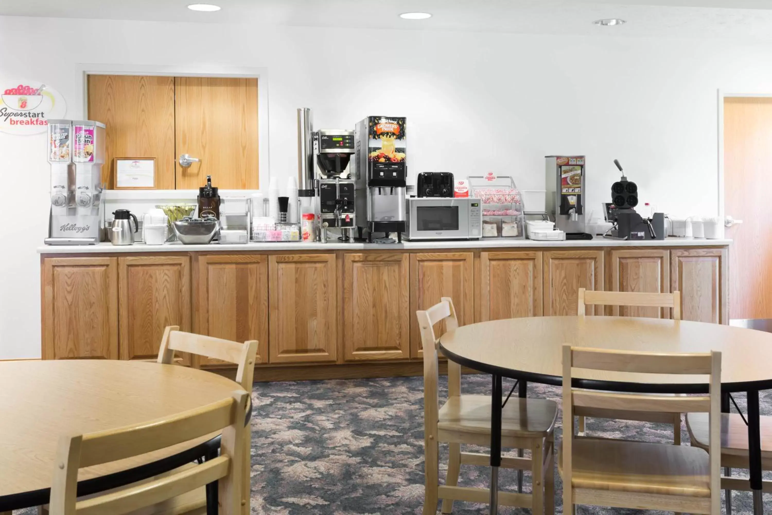 Continental breakfast, Restaurant/Places to Eat in Super 8 by Wyndham Alma