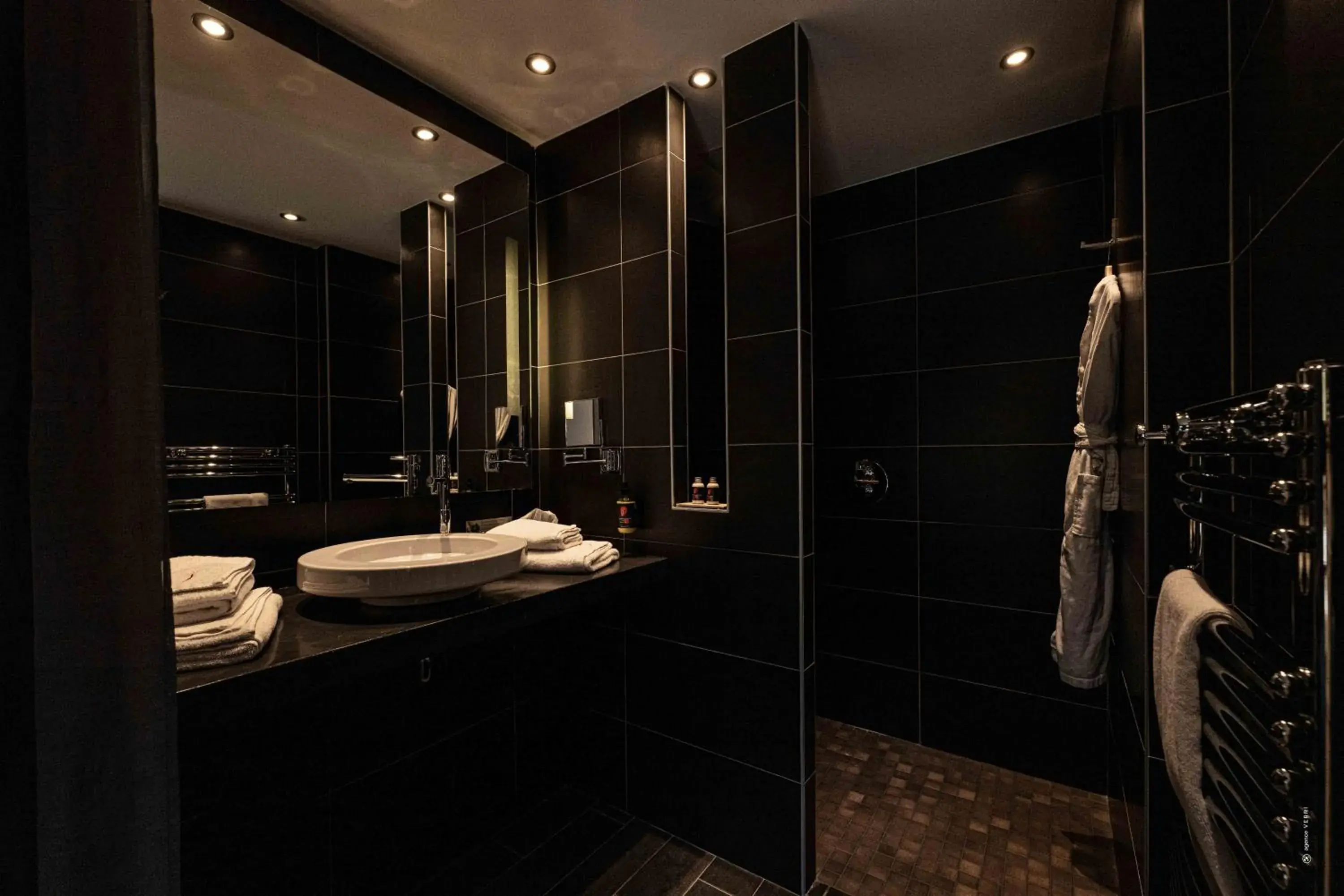 Shower, Bathroom in Hôtel Le Parc - La Table de Franck Putelat