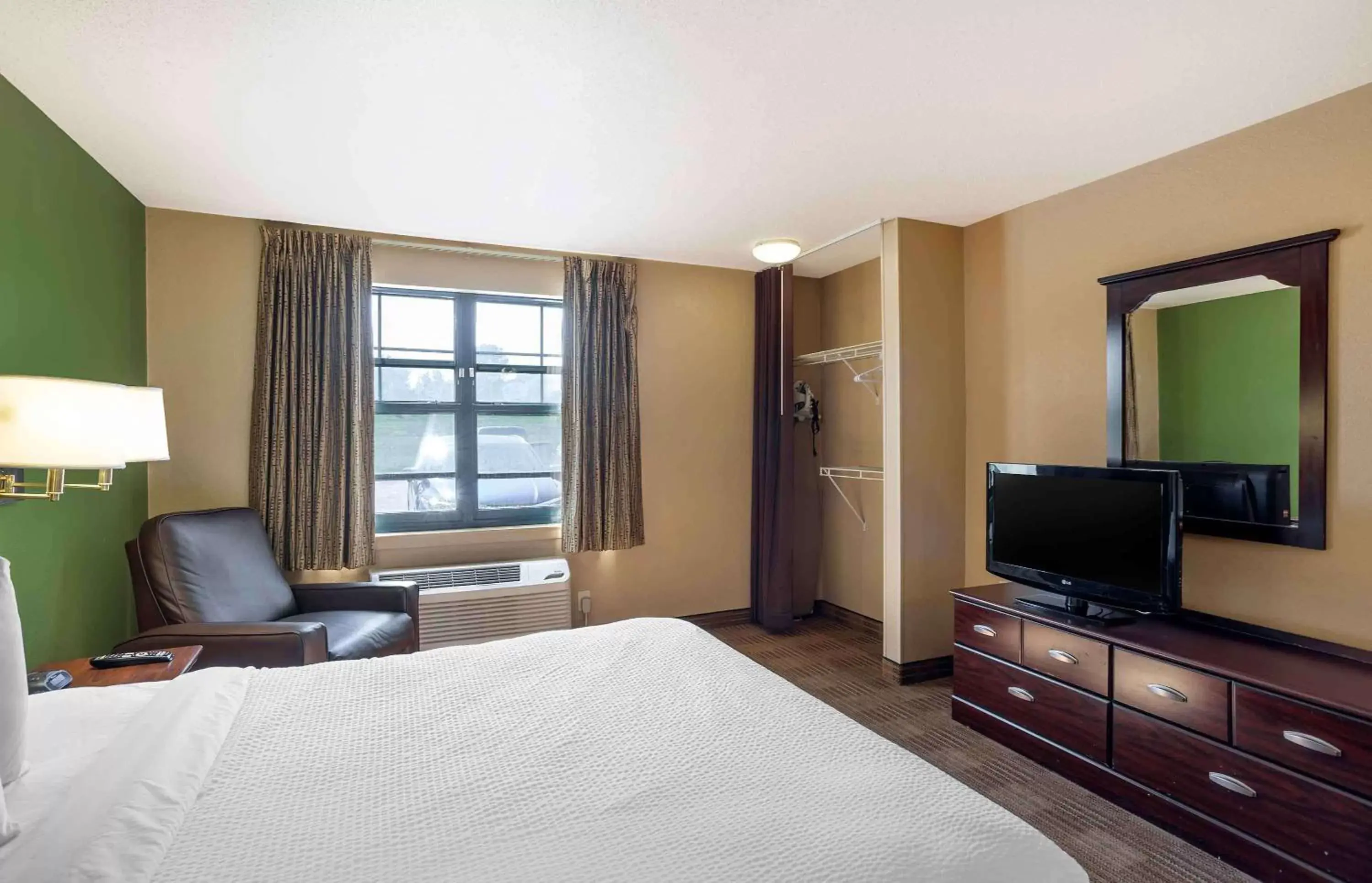 Bedroom, TV/Entertainment Center in Extended Stay America Suites - Philadelphia - Exton