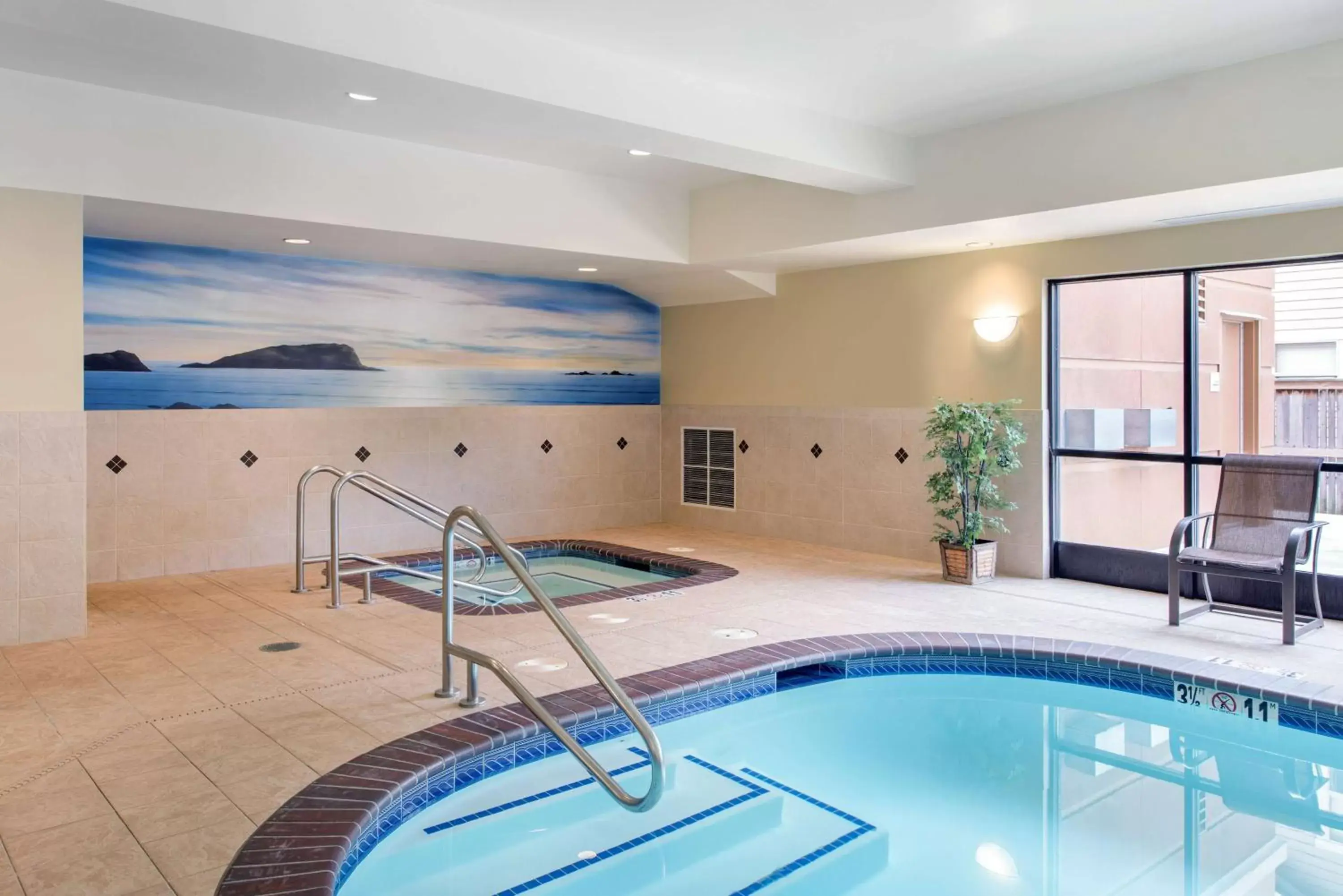 Swimming Pool in Hampton Inn & Suites Arcata