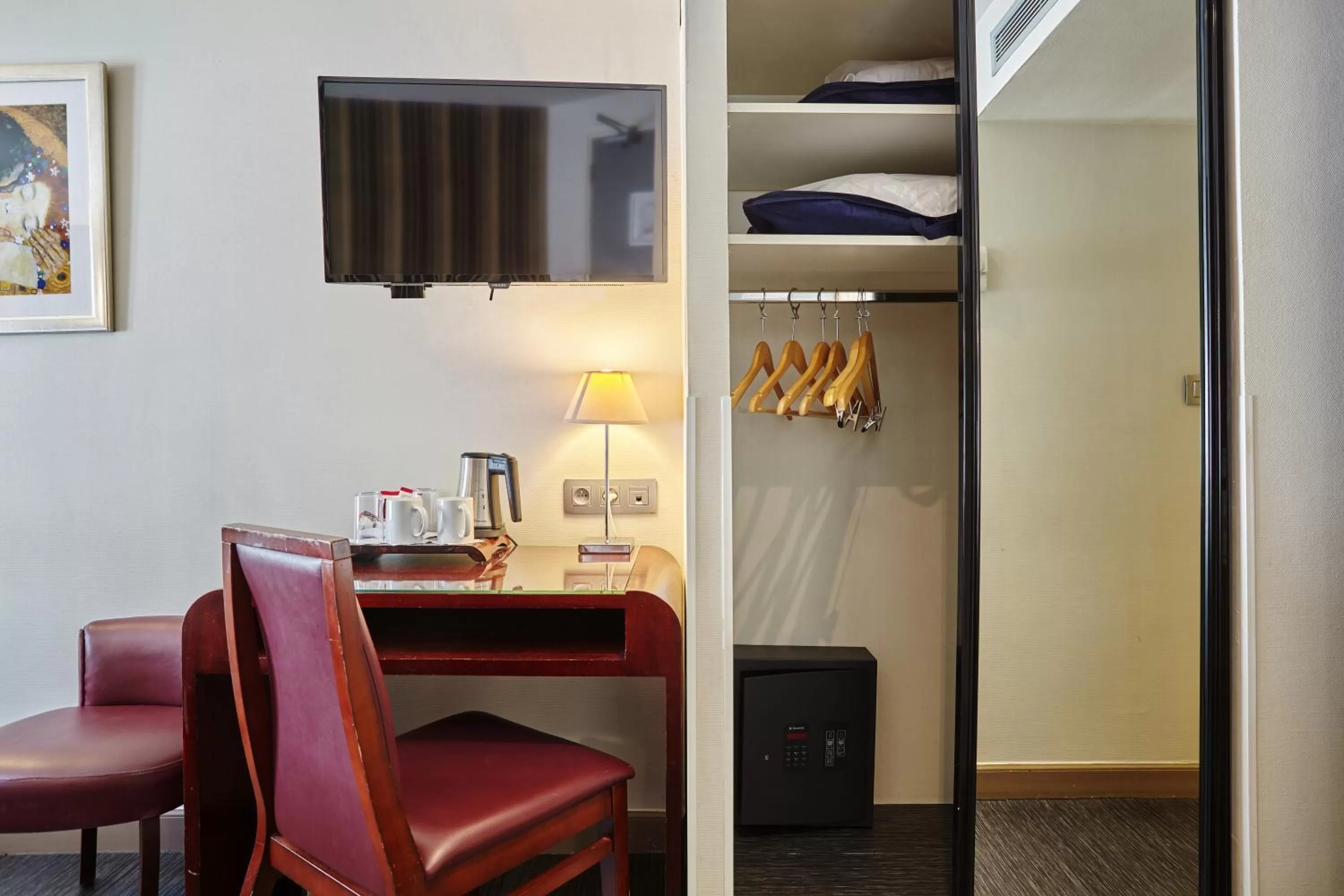 TV and multimedia in Hotel Opéra d'Antin