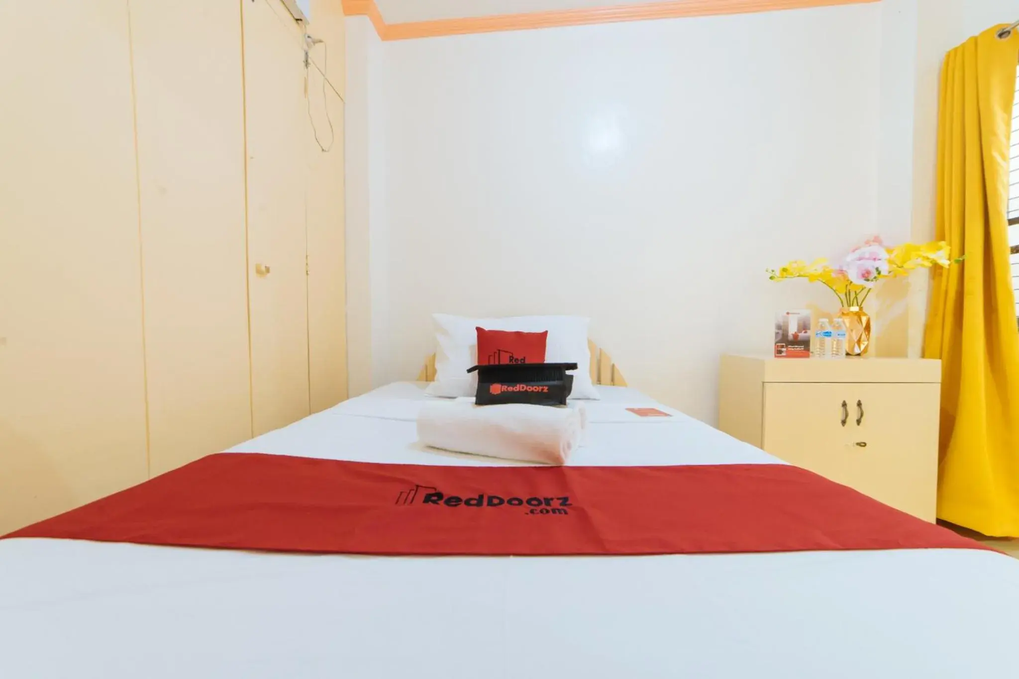 Bedroom, Bed in RedDoorz @ Q Abeto Street Mandurriao