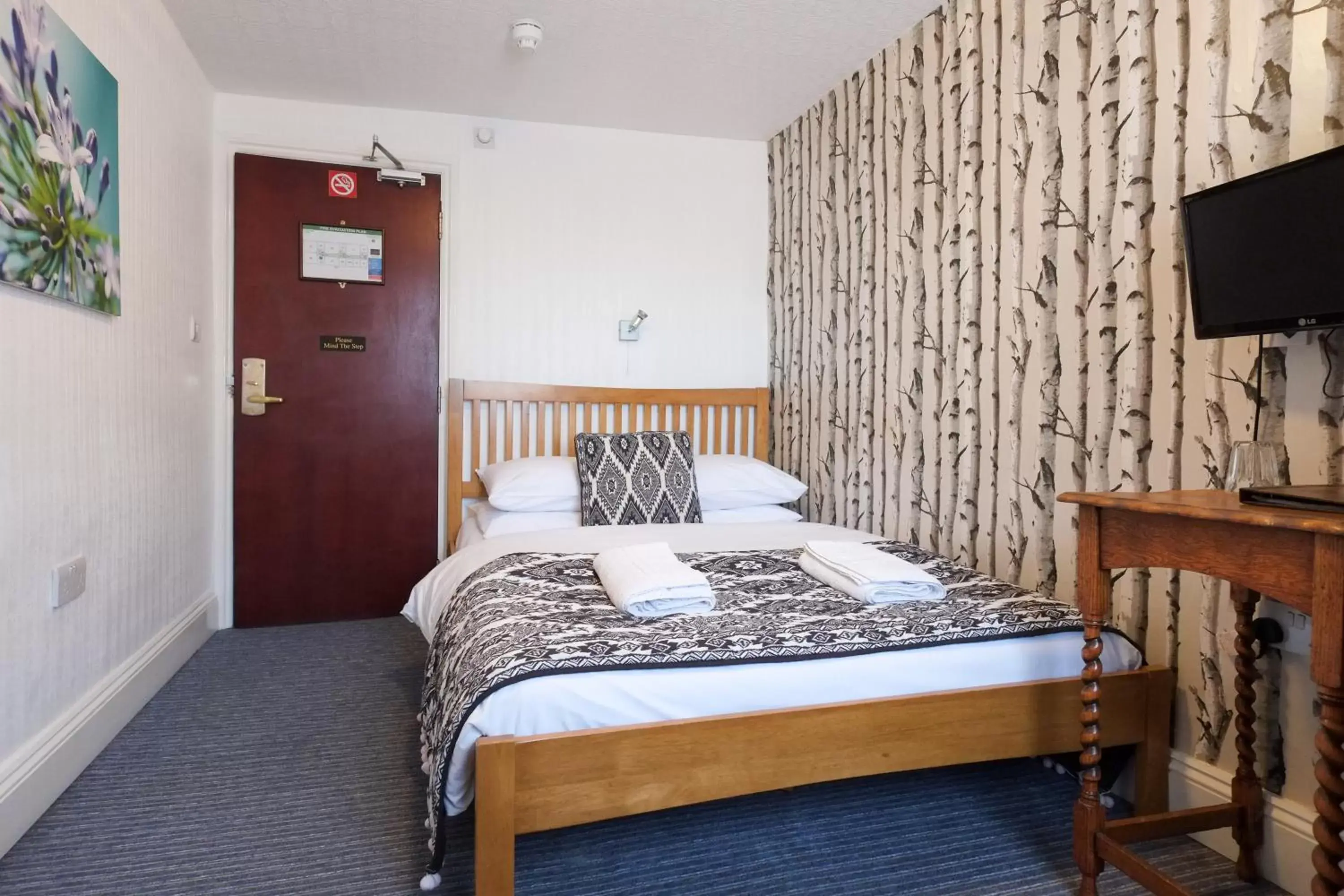 Photo of the whole room, Bed in St Athans Hotel
