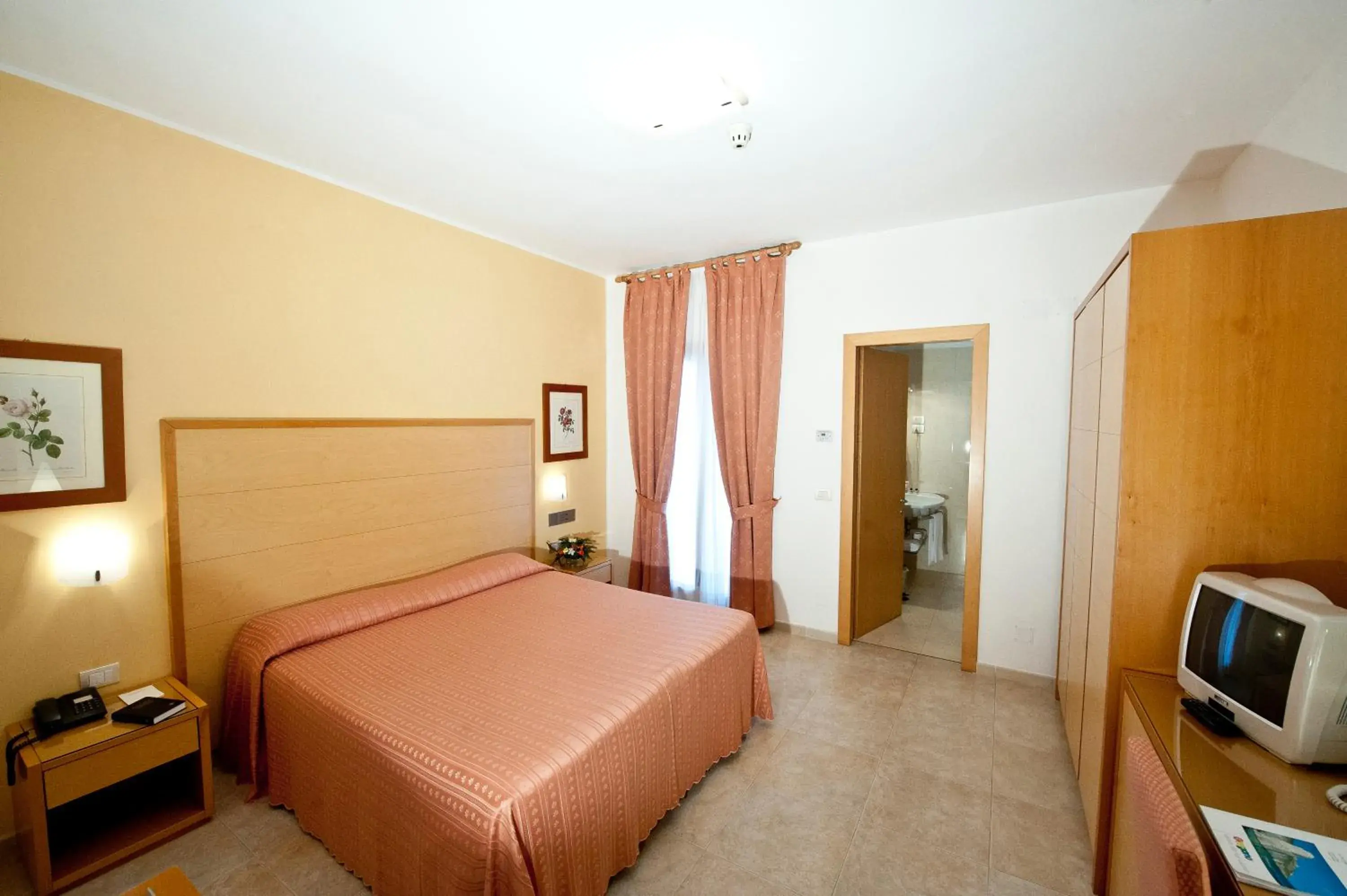 Seating area, Bed in Hotel Degli Aranci