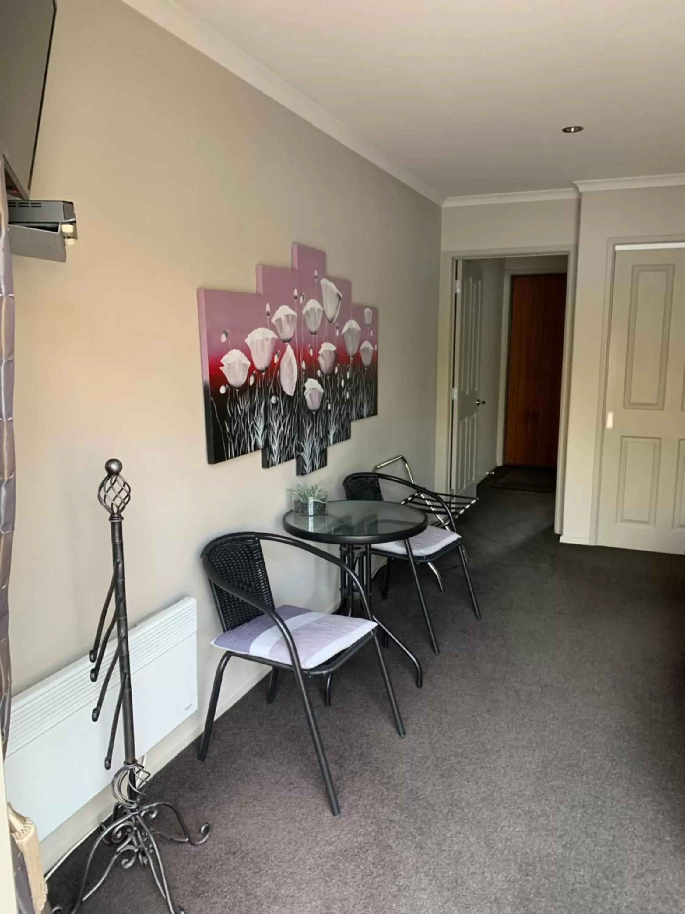 Family Room in Cromwell Getaway Family Room in Cromwell Getaway