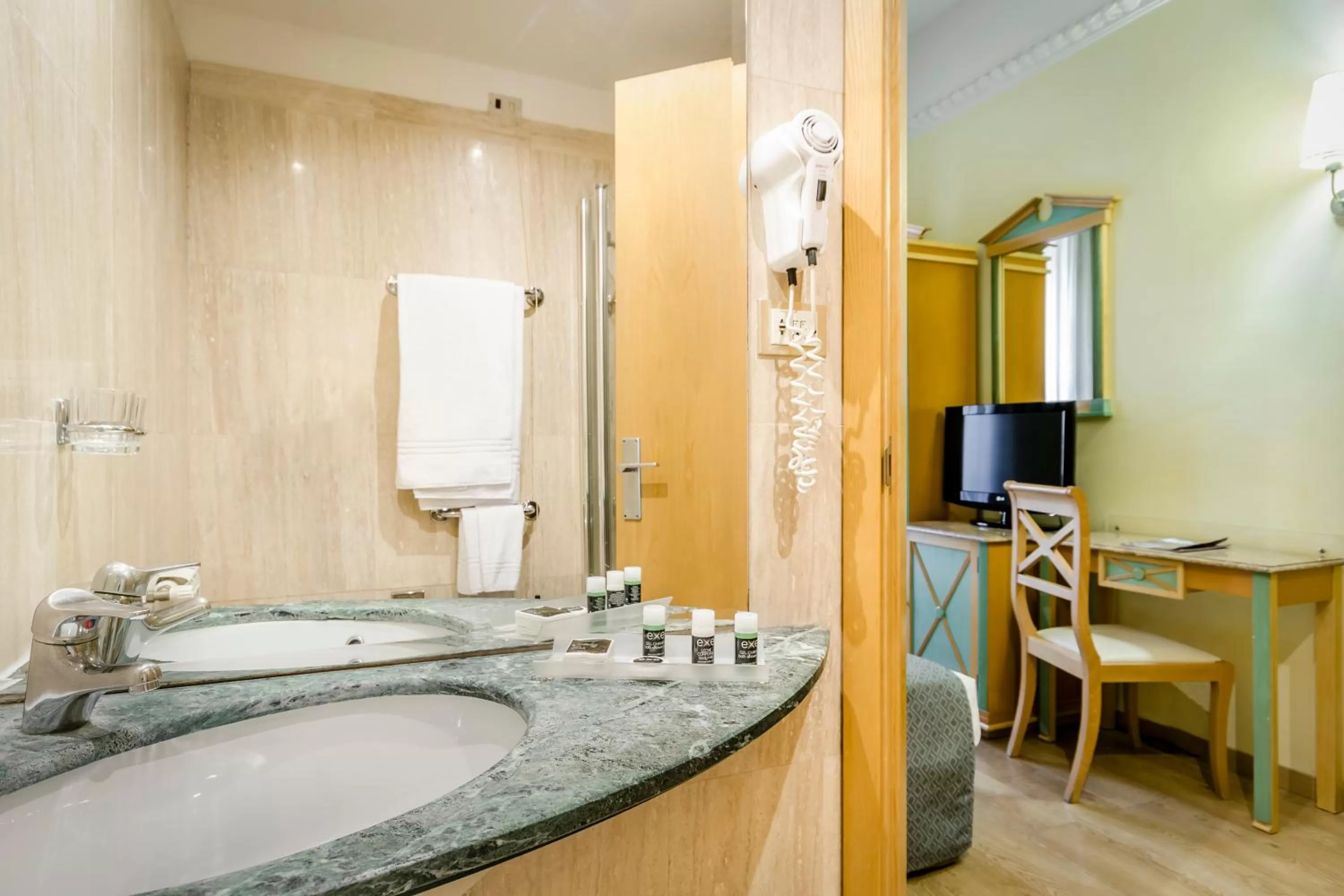 Bathroom in Exe Domus Aurea