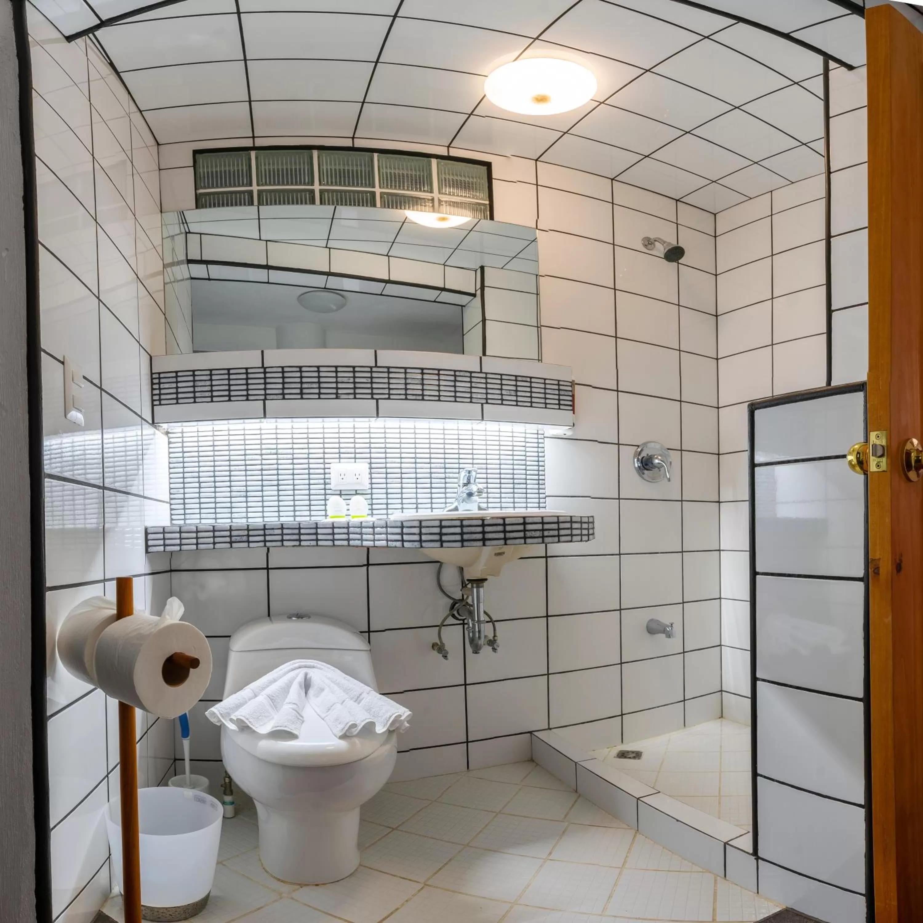 Bathroom in El Dragon Hotel