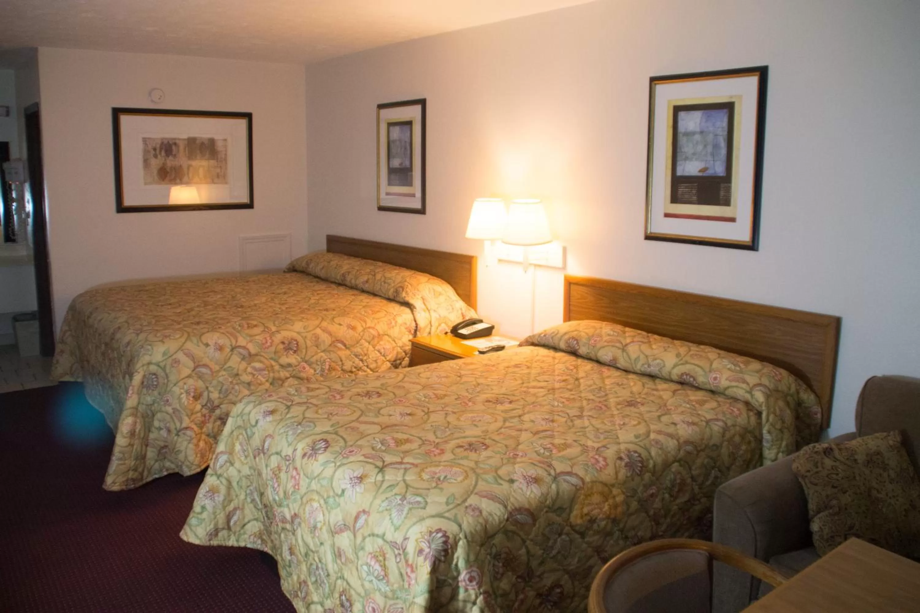 Photo of the whole room, Bed in Tazewell Motor Lodge