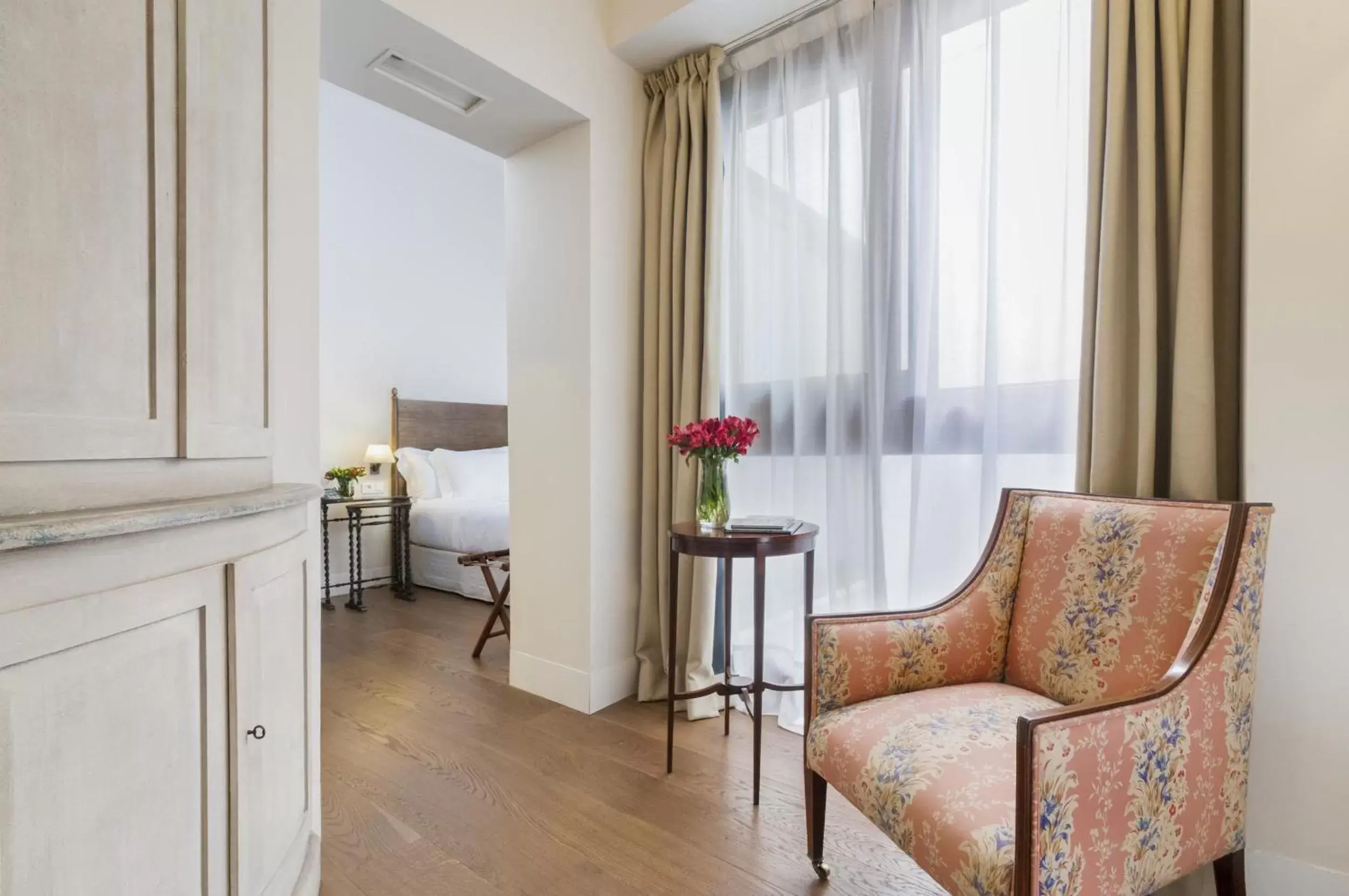 Bedroom, Seating Area in Hotel Amadeus Sevilla