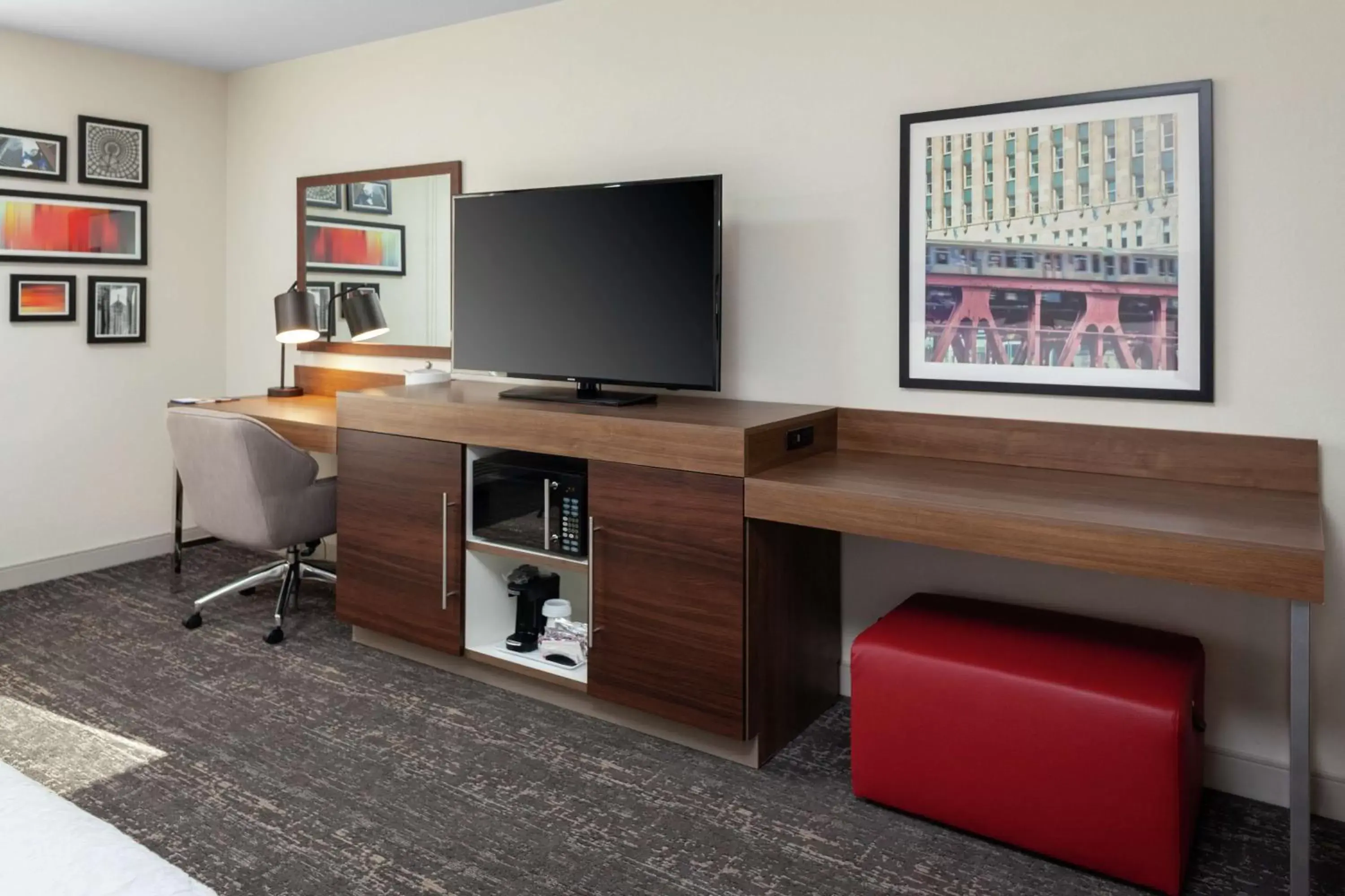 Bedroom, TV/Entertainment Center in Hampton Inn & Suites Chicago-Burr Ridge